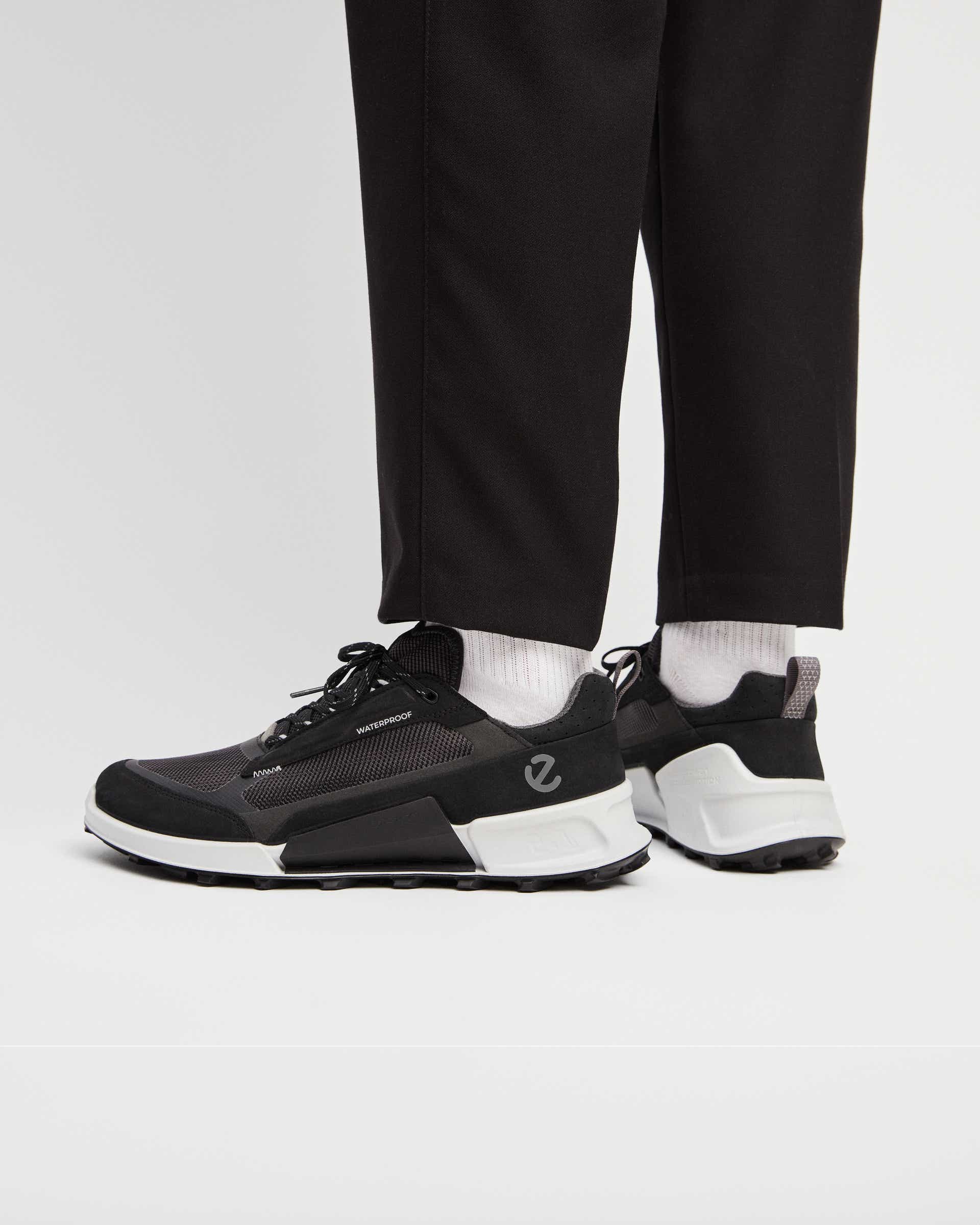ECCO® BIOM 2.1 X MOUNTAIN baskets en nubuck imperméable pour homme - Noir - Lifestyle image-1