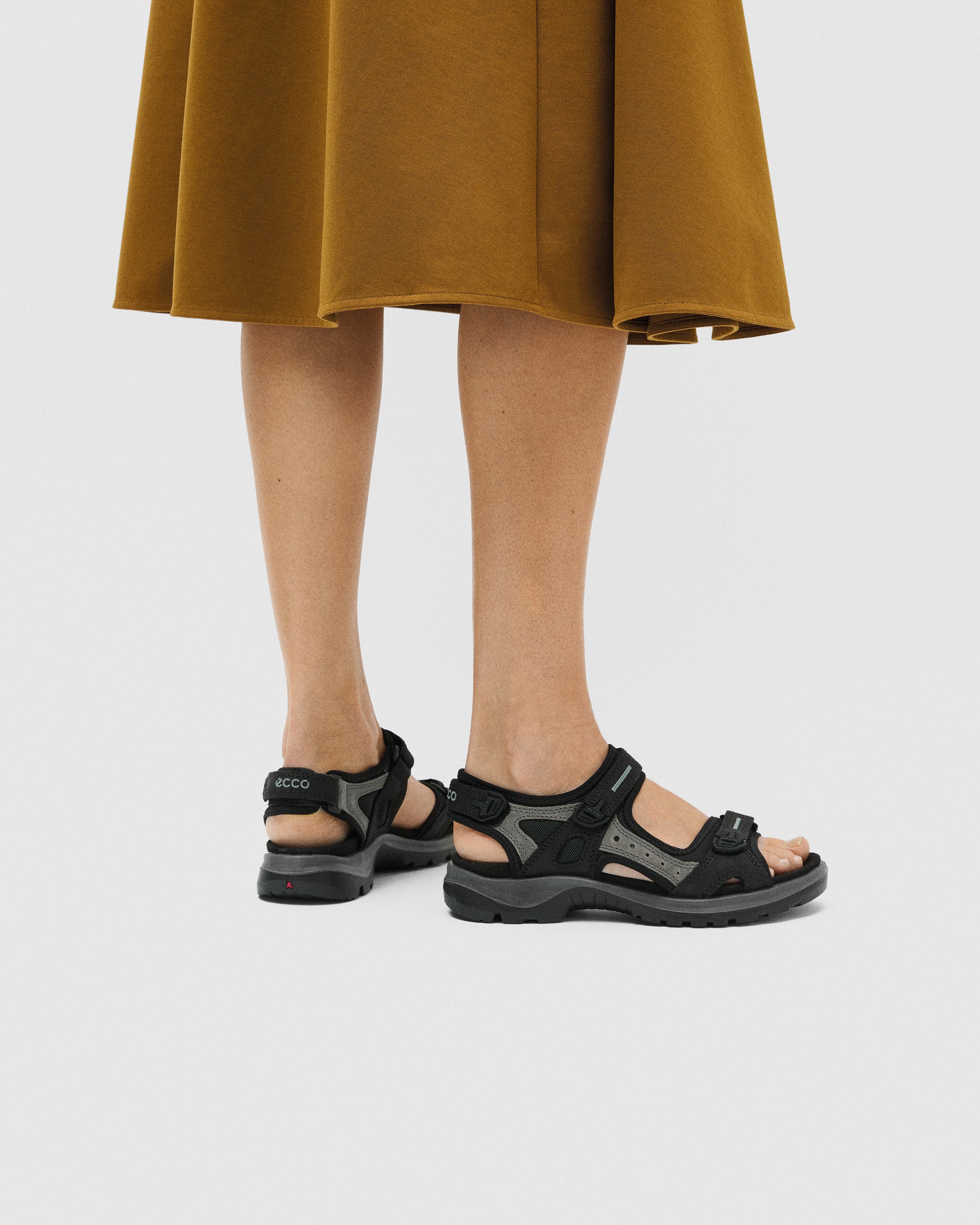 ECCO® Offroad nubuck vandresandaler til damer - Sort - Lifestyle image-1
