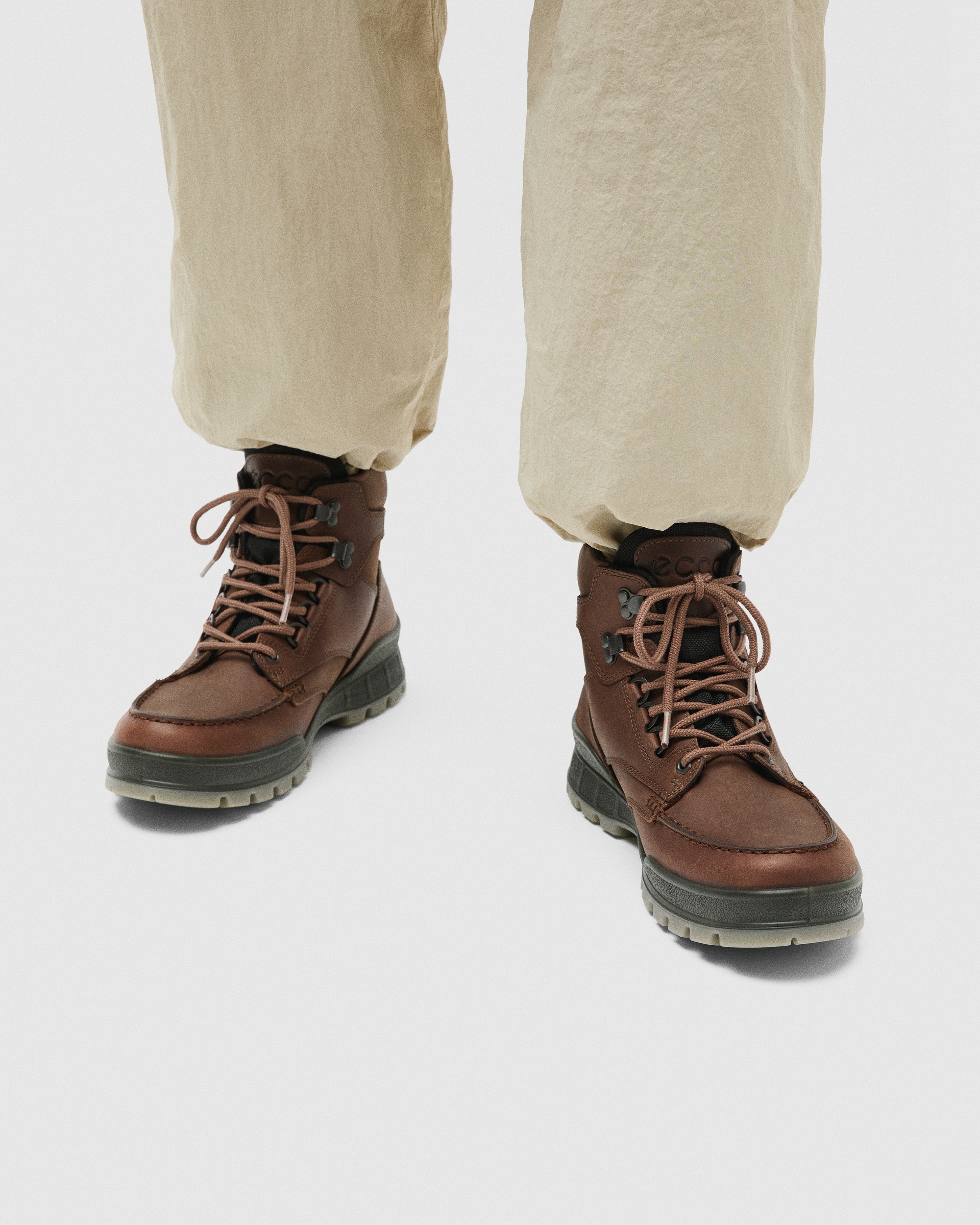 ECCO® TRACK 25 chaussures de plein air mi-hautes en cuir Gore-Tex pour homme - Brun - Lifestyle image-1