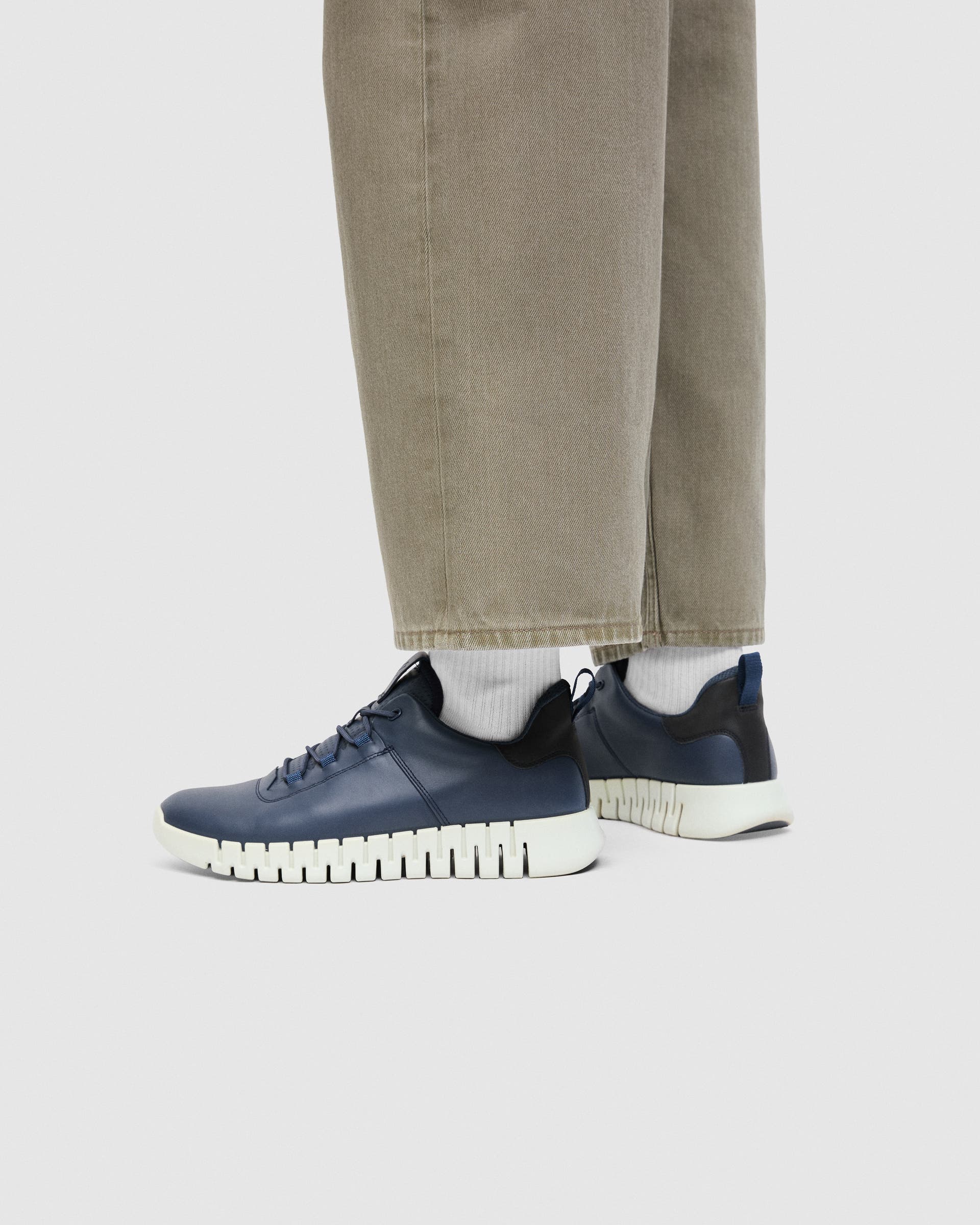 ECCO® Gruuv nahast vabaajajalats meestele - Sinine - Lifestyle image-1