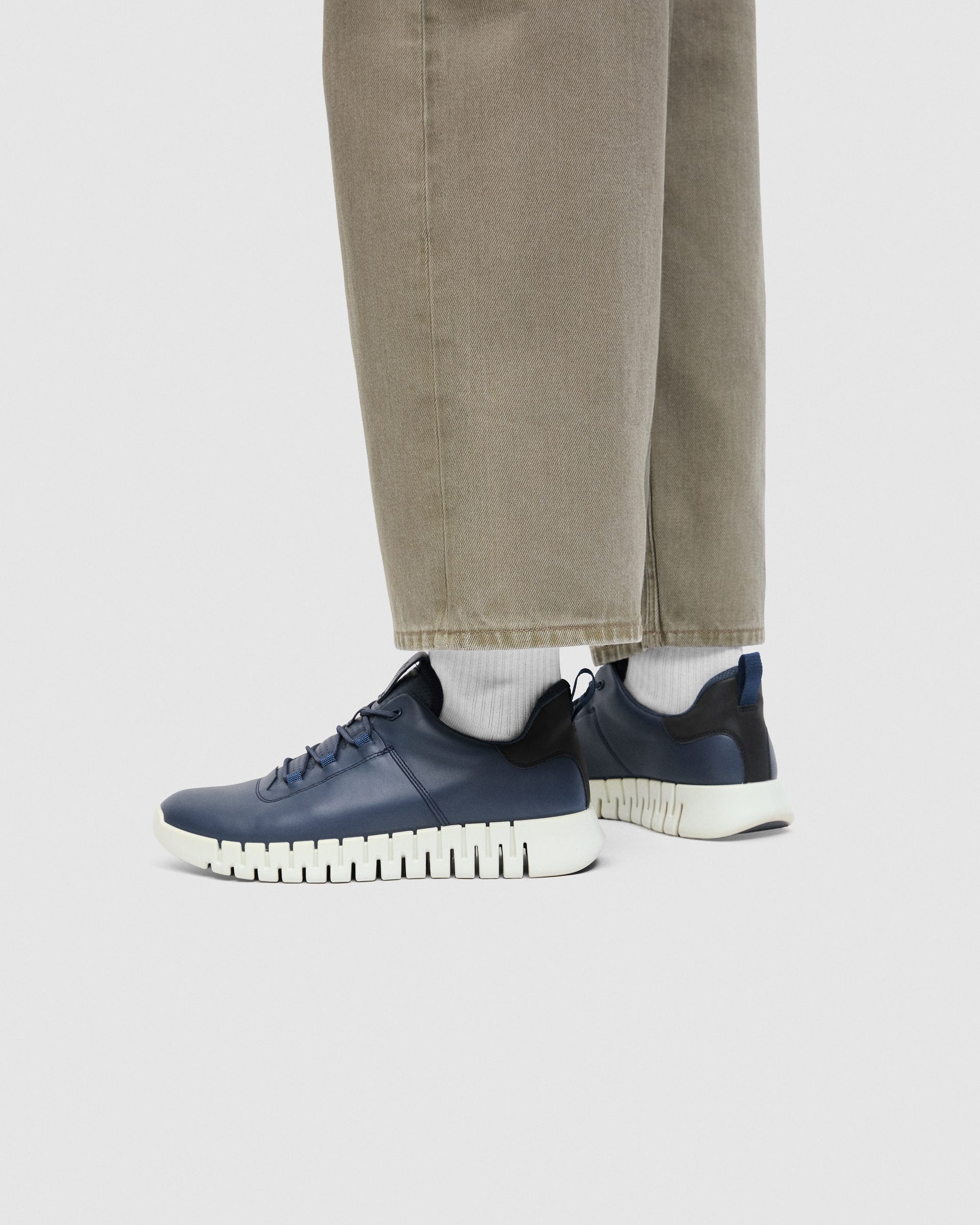 ECCO® Gruuv nahast vabaajajalats meestele - Sinine - Lifestyle image-1