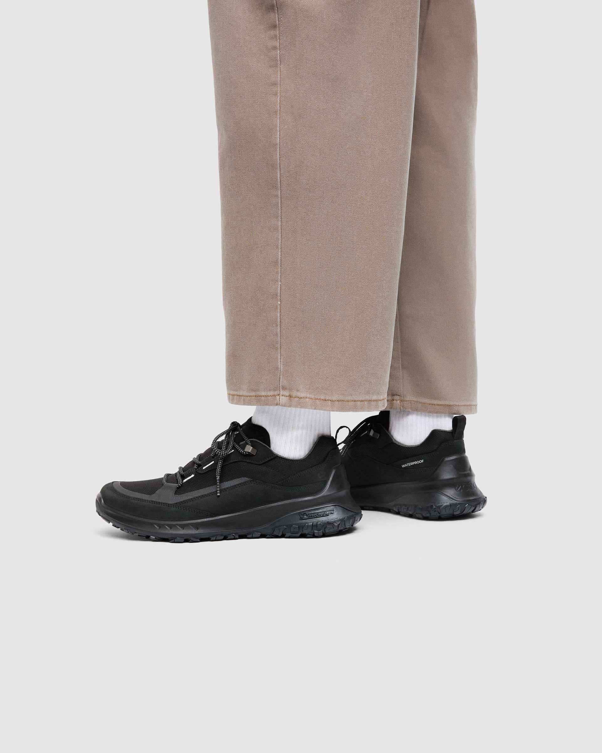 ECCO® ULT-TRN Low Herren Wasserdichte Trekkingschuhe aus Nubukleder - Schwarz - Lifestyle image-1