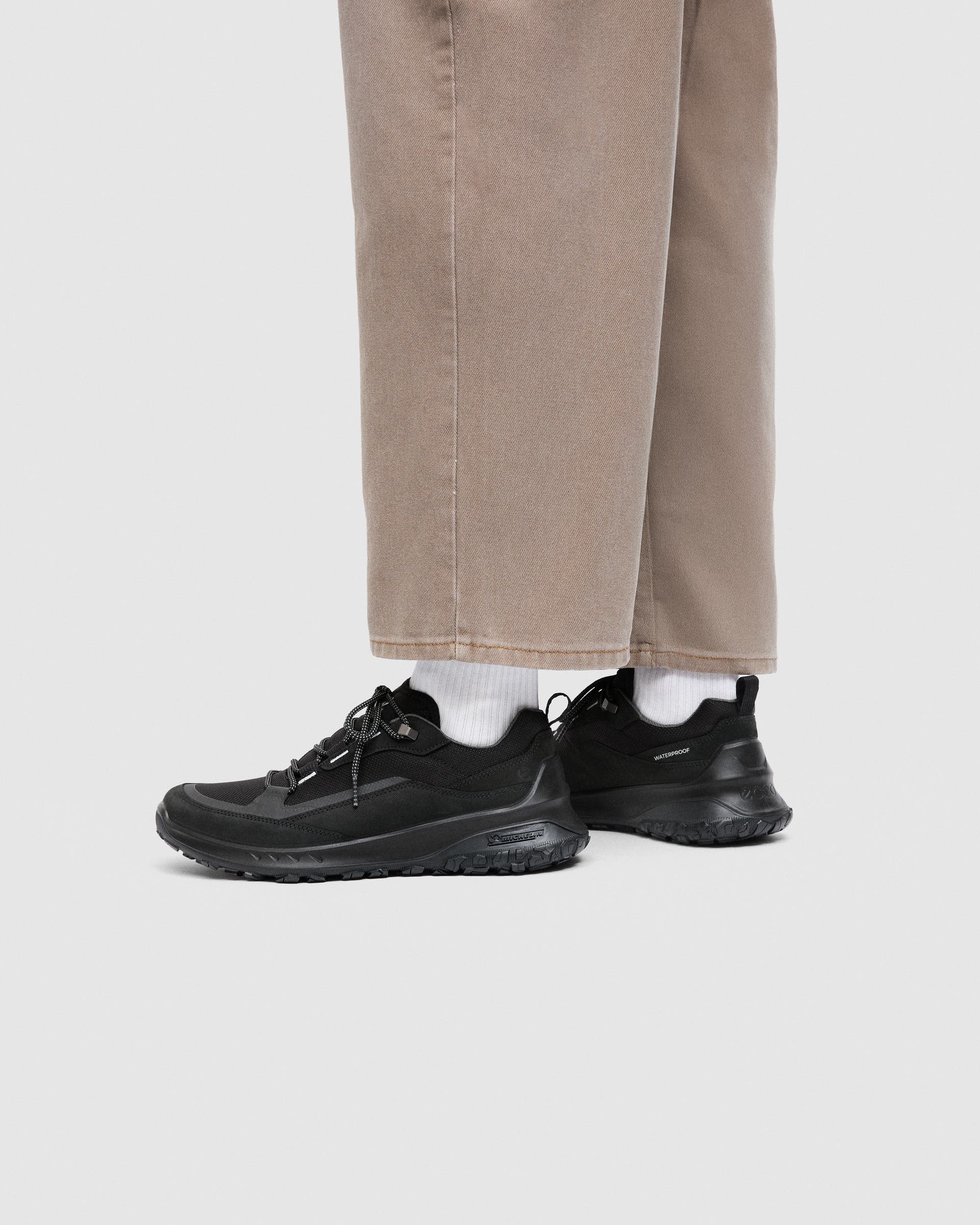 ECCO® ULT-TRN Low Herren Wasserdichte Trekkingschuhe aus Nubukleder - Schwarz - Lifestyle image-1