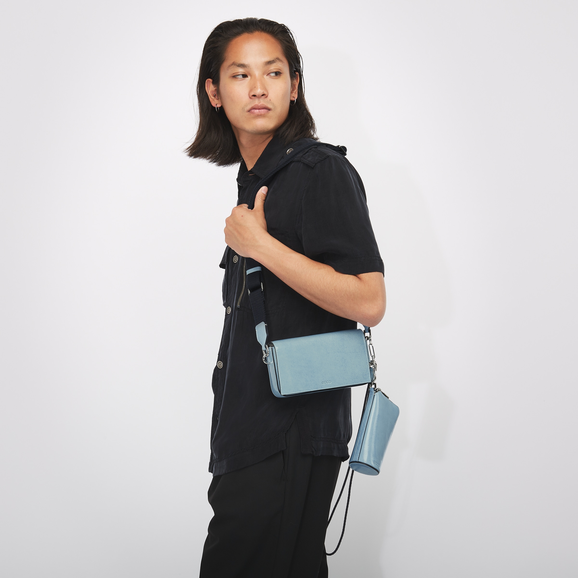 ecco phone バッグ ECCO® Phone Carry Pebbled Leather Phone Bag | Green
