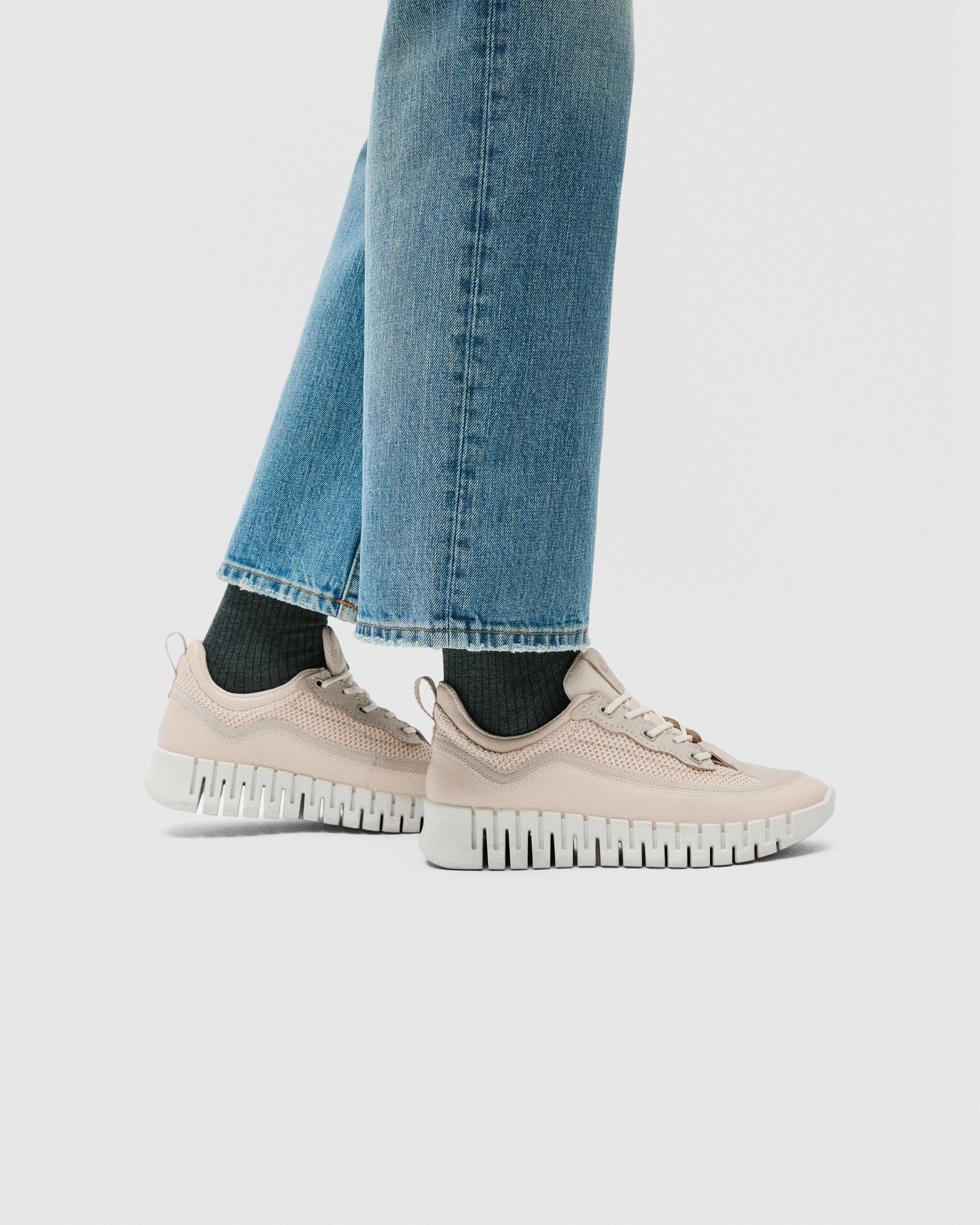 Dámské kožené tenisky ECCO® GRUUV - Béžová - Lifestyle image-1