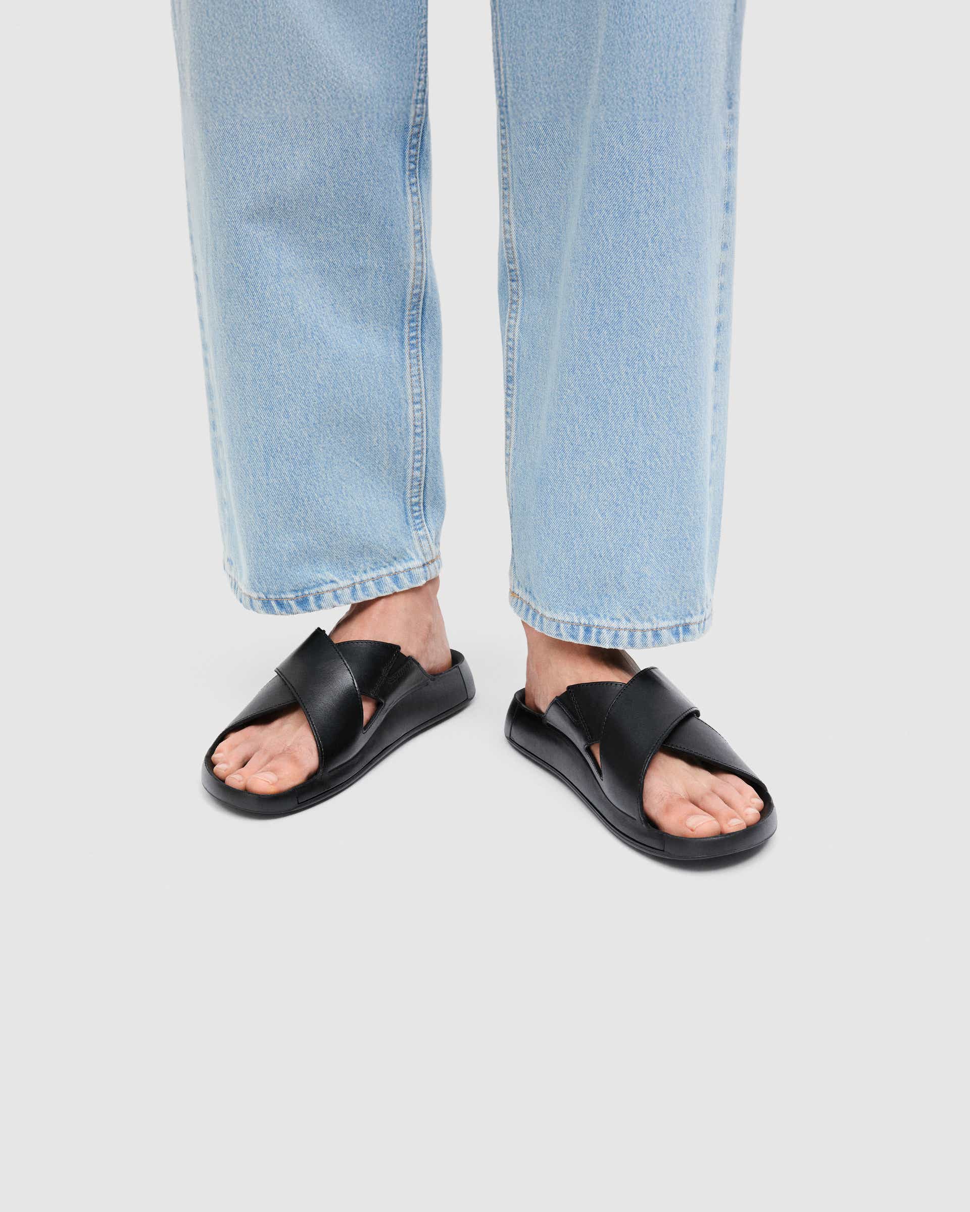 ECCO Cozmo メンズ レザースライドサンダル - ブラック - Lifestyle image-1