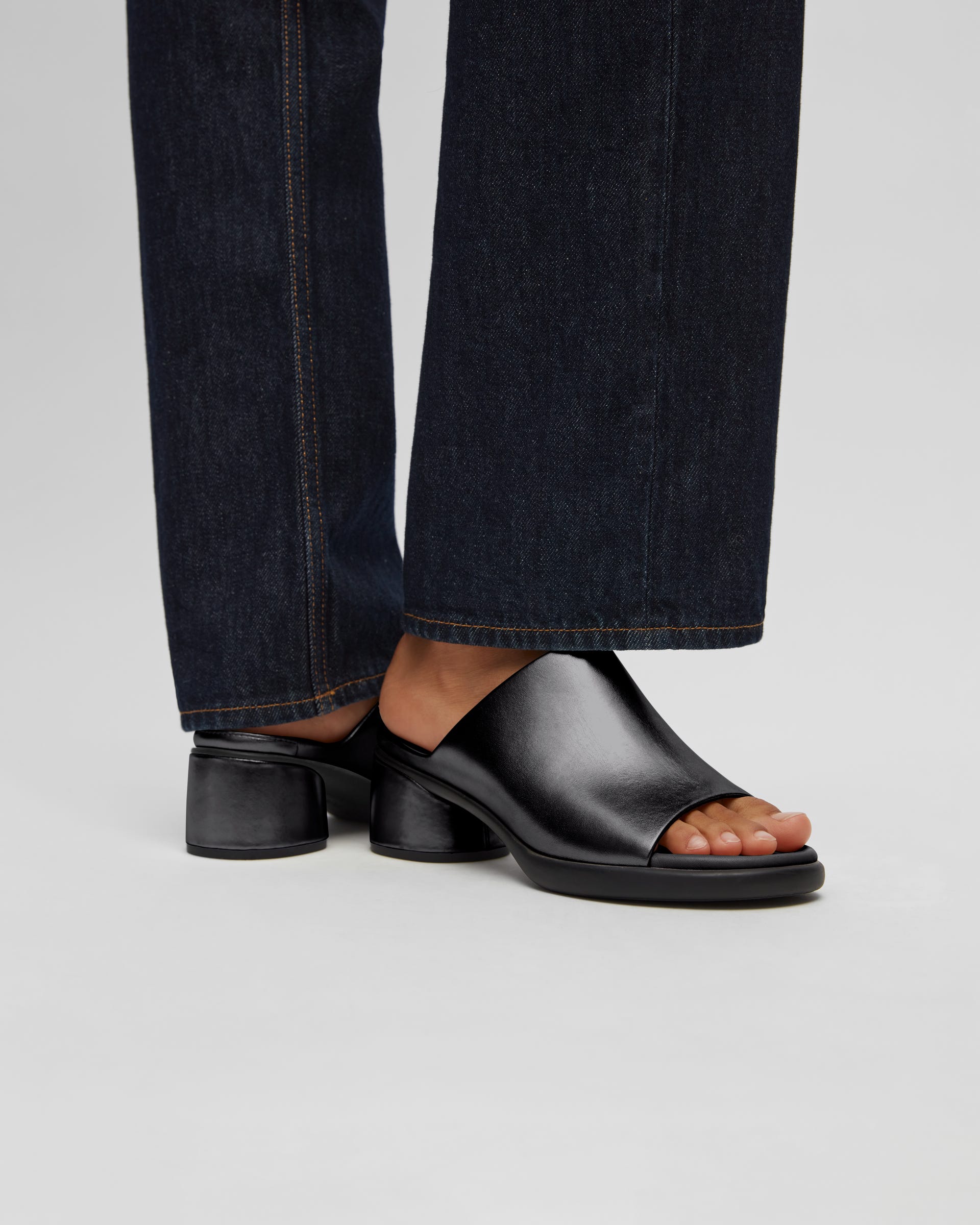 ECCO Sculpted LX 35 ウィメンズ レザーミュールサンダル - ブラック - Lifestyle image-1