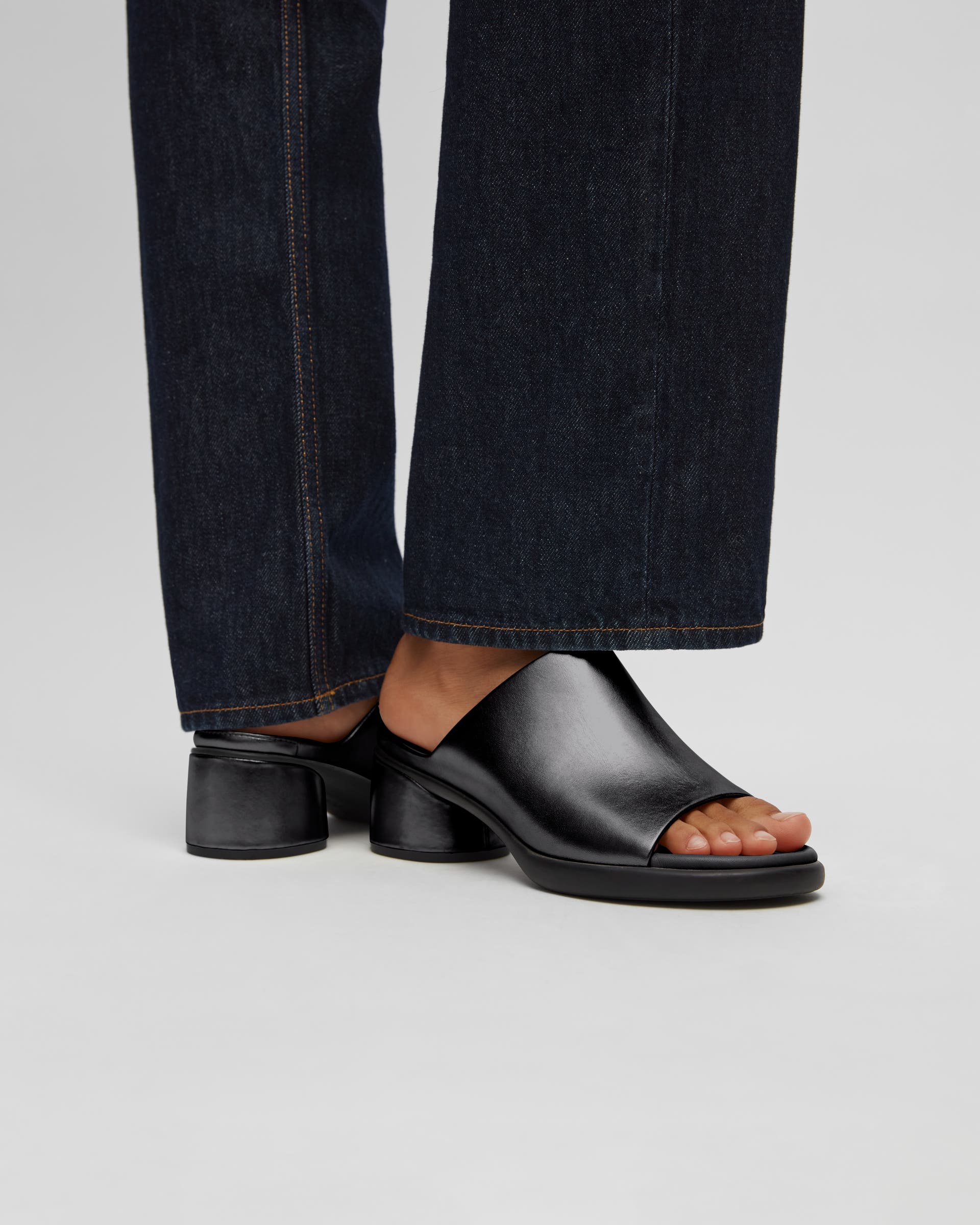 ECCO Sculpted LX 35 ウィメンズ レザーミュールサンダル - ブラック - Lifestyle image-1