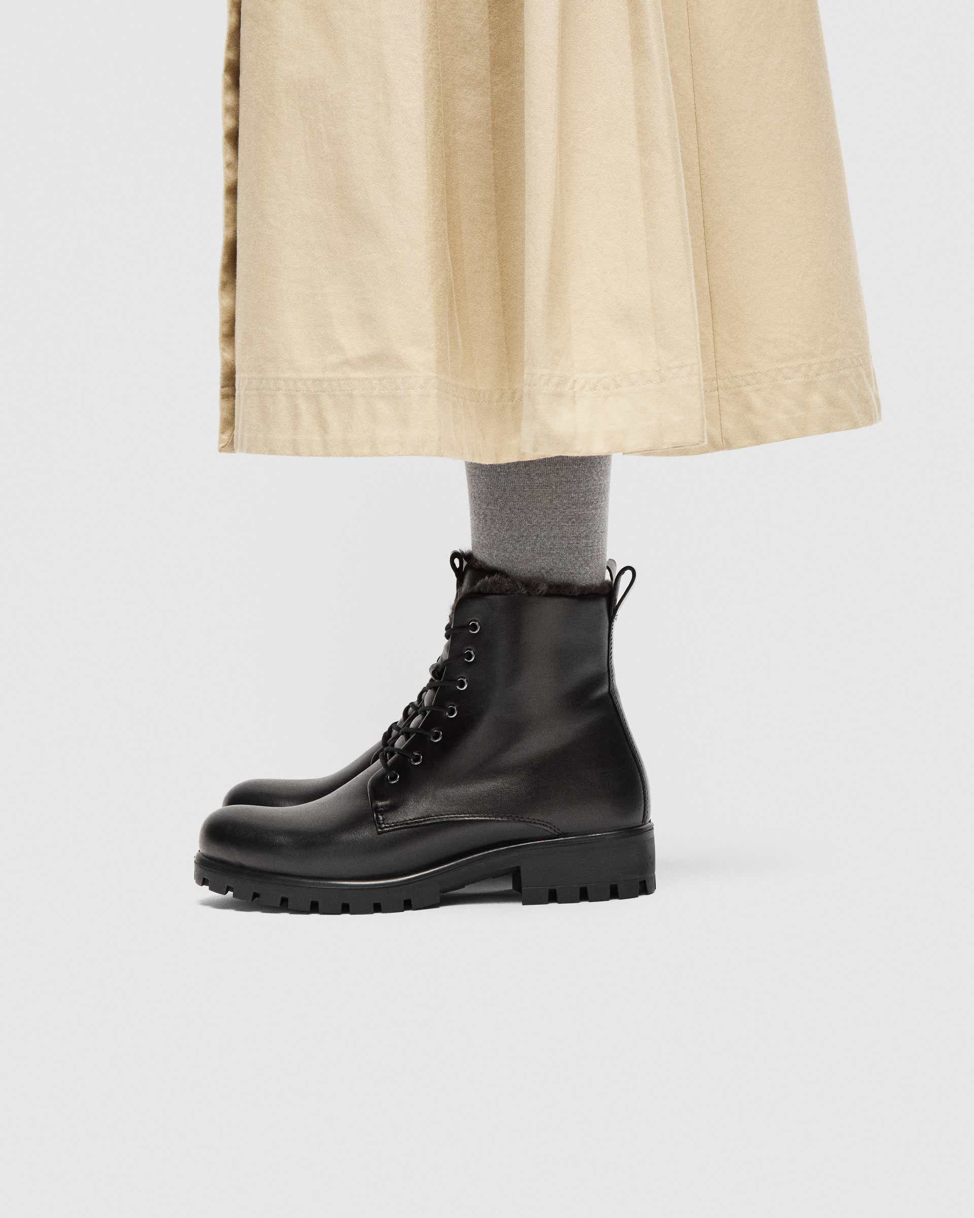 ECCO® Modtray Damen Halbhoher Schnürstiefel aus Leder - Schwarz - Lifestyle image-1