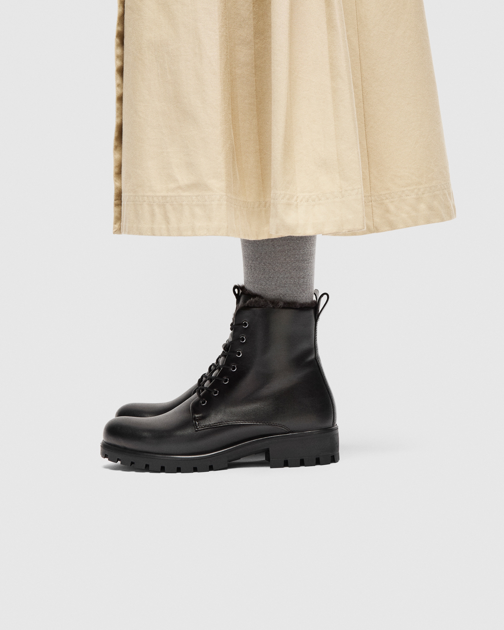 ECCO® Modtray Damen Halbhoher Schnürstiefel aus Leder - Schwarz - Lifestyle image-1