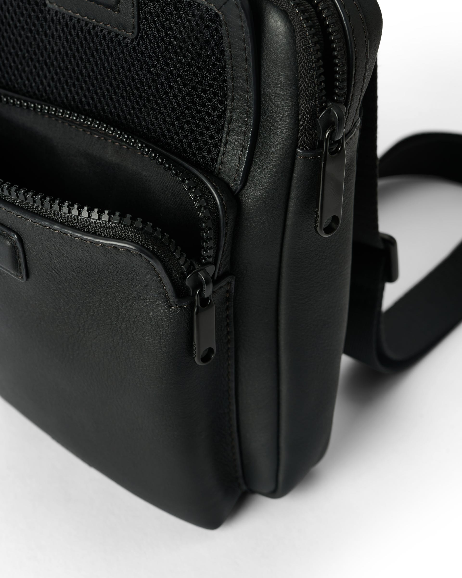 Skórzana torebka przez ramię ECCO® Flat Pouch - Czarny - Inside