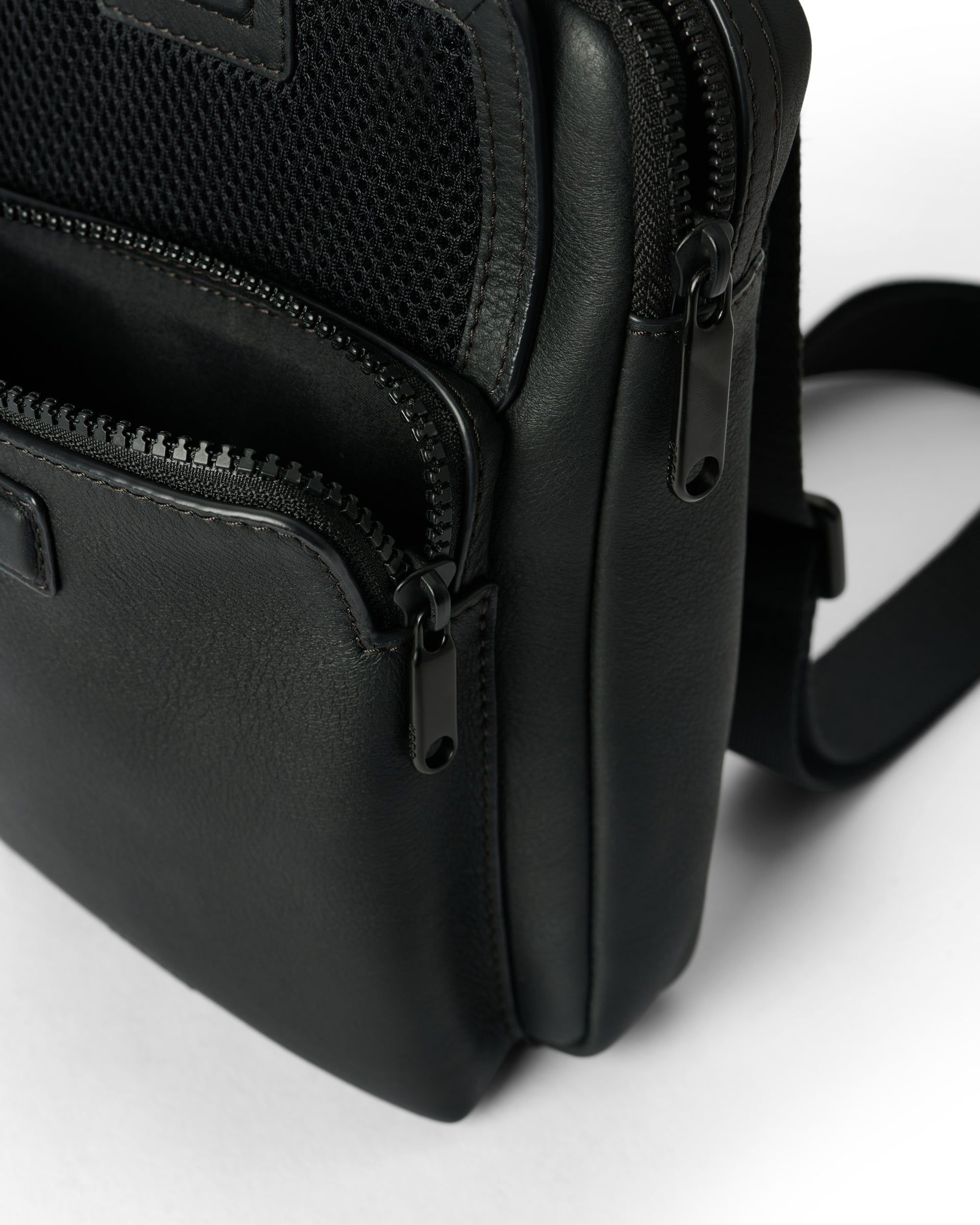 Usnjena torba za čez telo ECCO® Flat Pouch - Črna - Inside
