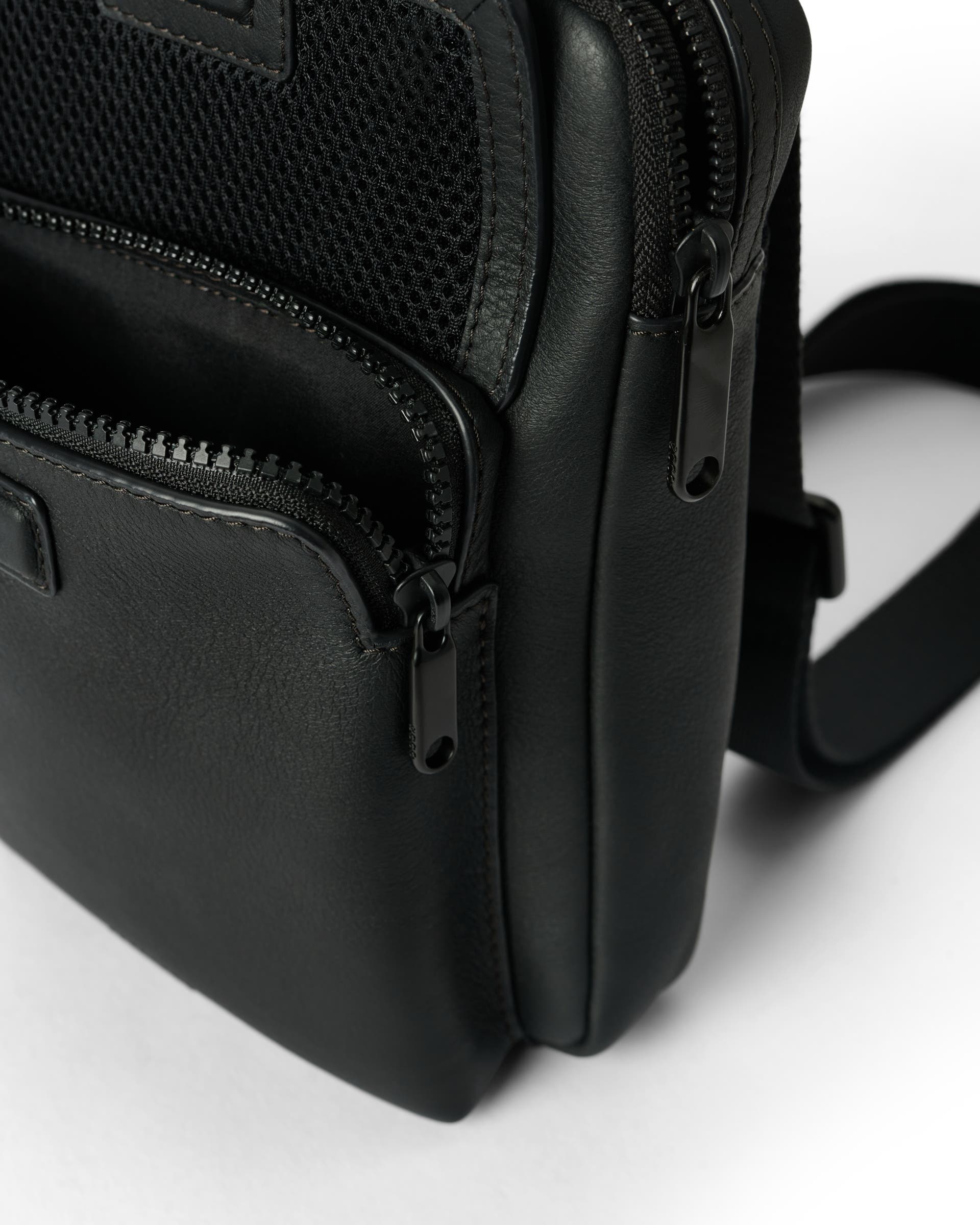 Skórzana torebka przez ramię ECCO® Flat Pouch - Czarny - Inside