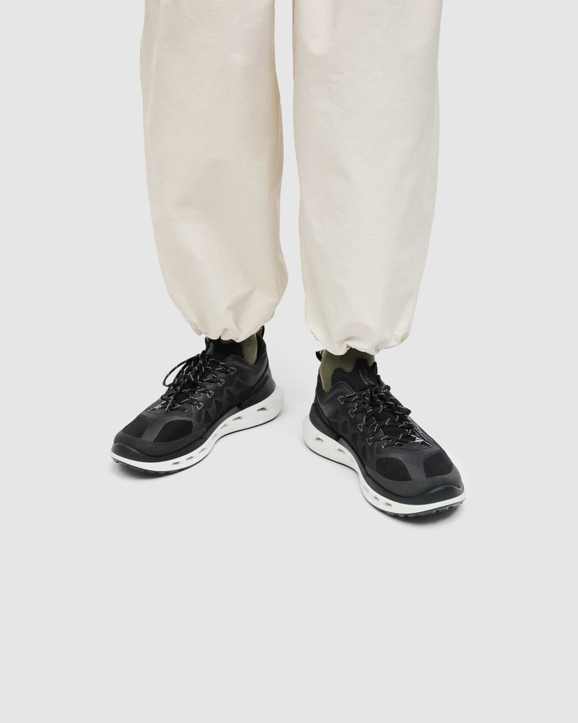 Zapato de tela con cordones ECCO® BIOM 720 para hombre - Negro - Lifestyle image-1