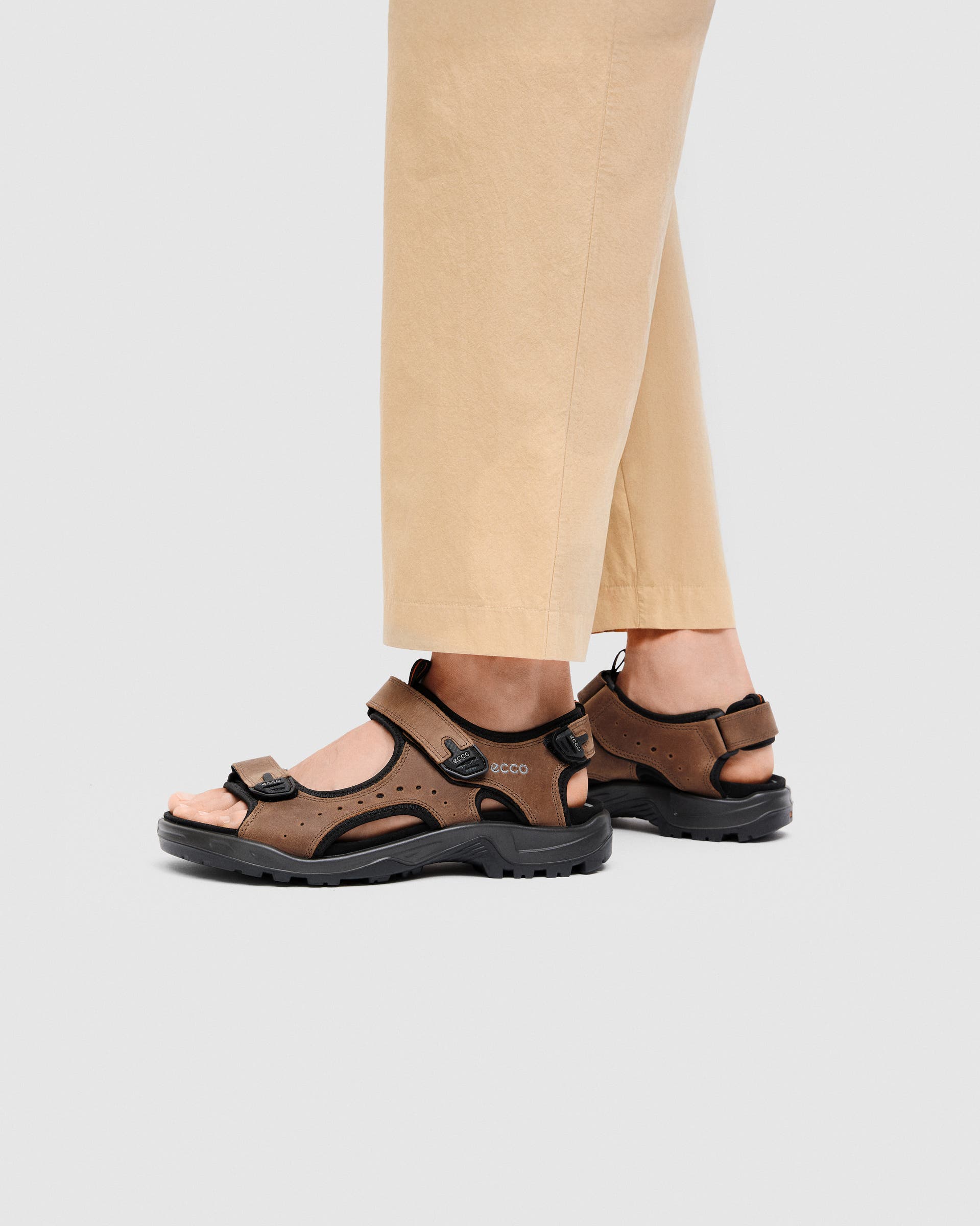 ECCO® Offroad Andes II Herren Trekkingsandale aus Nubukleder - Braun - Lifestyle image-1