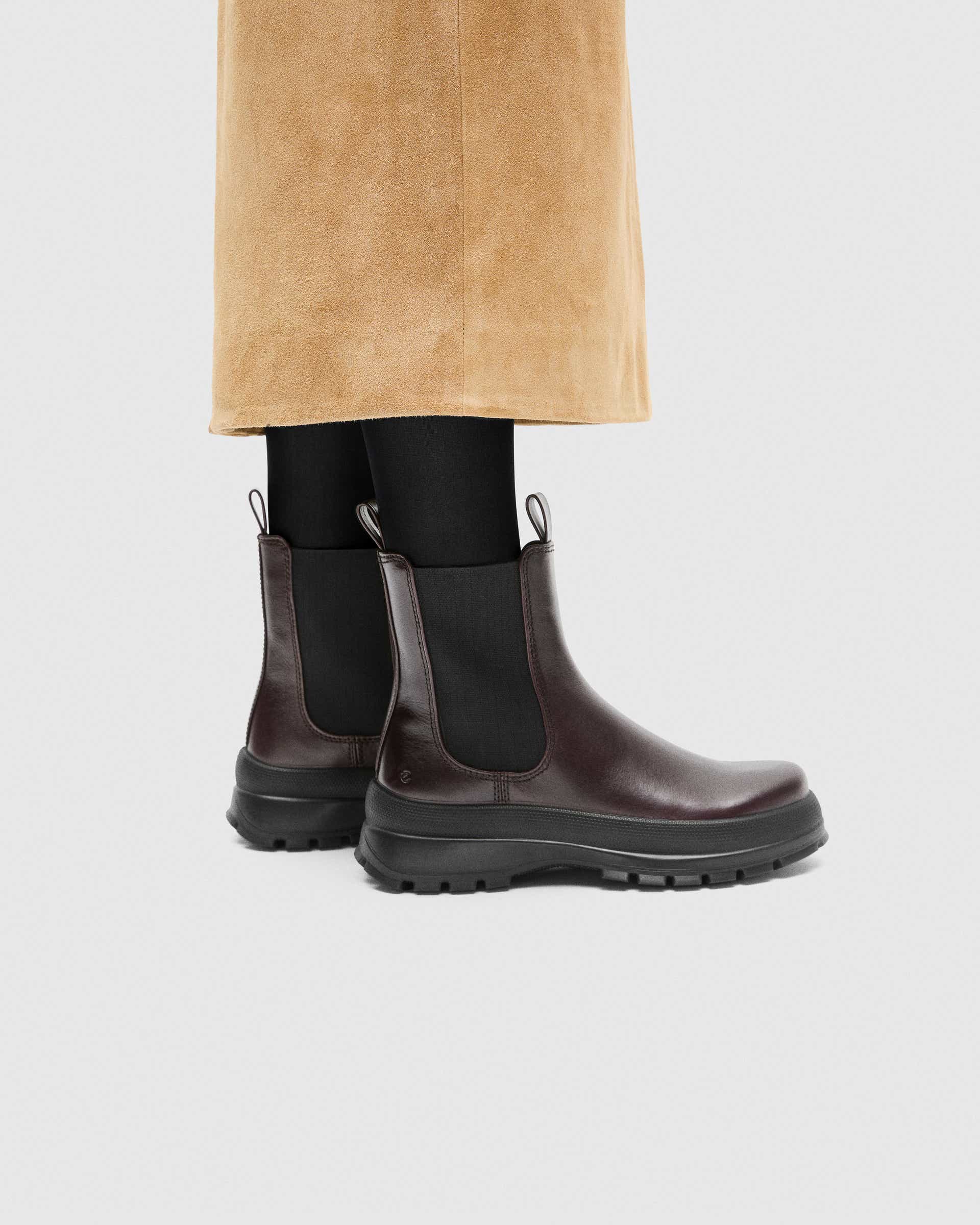 ECCO® TRACK 30 Damen Chelsea Boot aus Leder - Braun - Lifestyle image-1