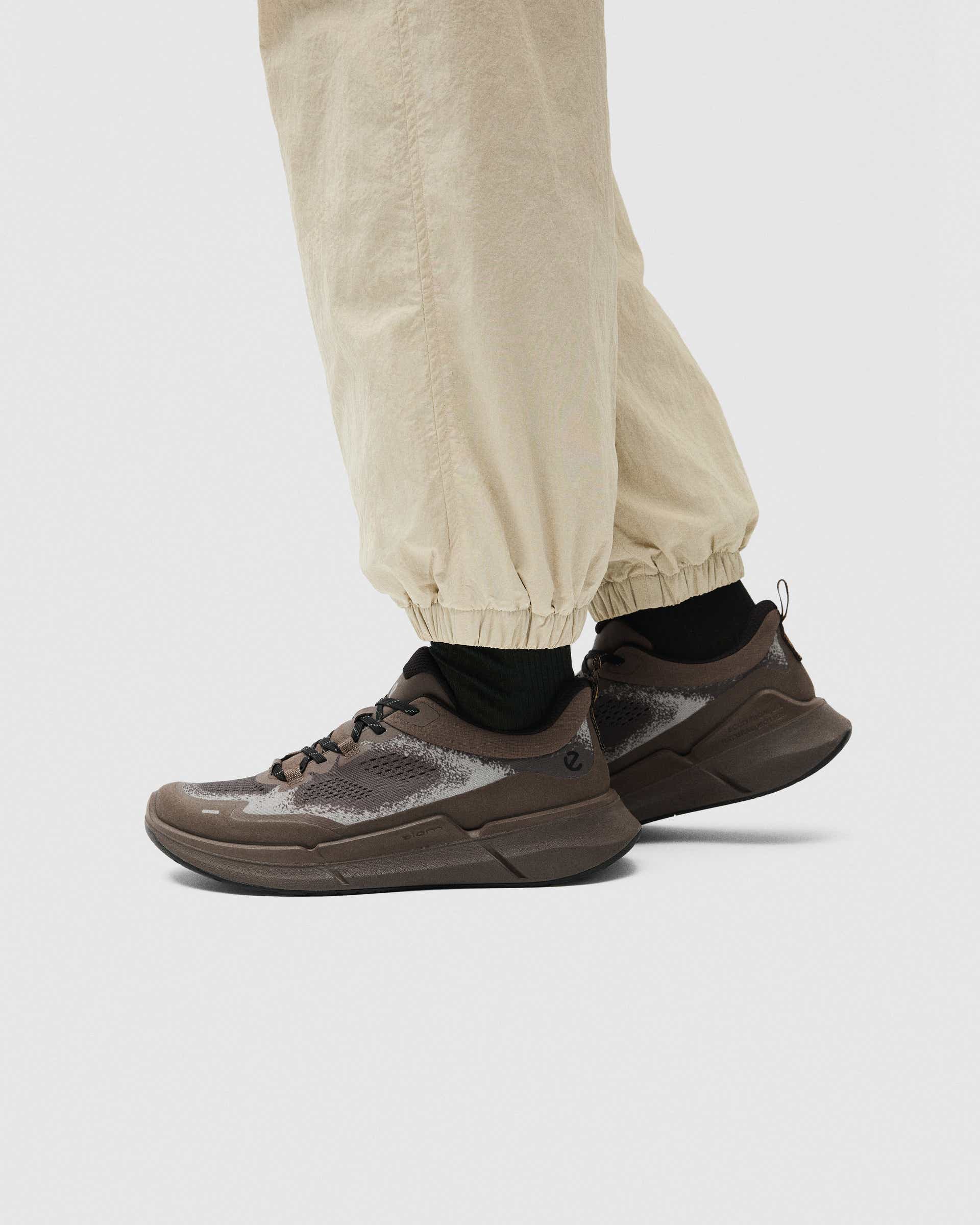 ECCO® BIOM 2.2 baskets en toile pour homme - Gris - Lifestyle image-1
