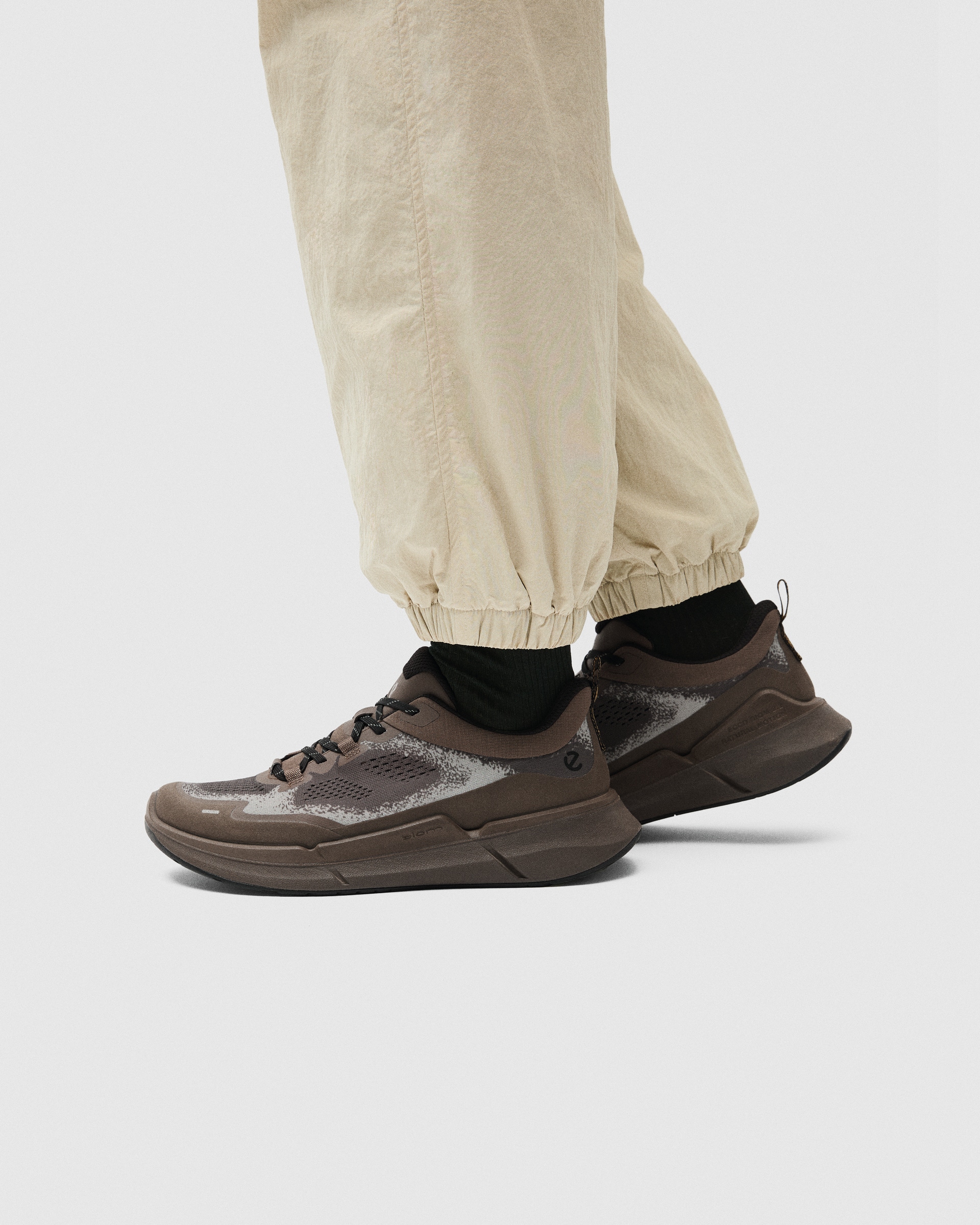 ECCO® BIOM 2.2 baskets en toile pour homme - Gris - Lifestyle image-1