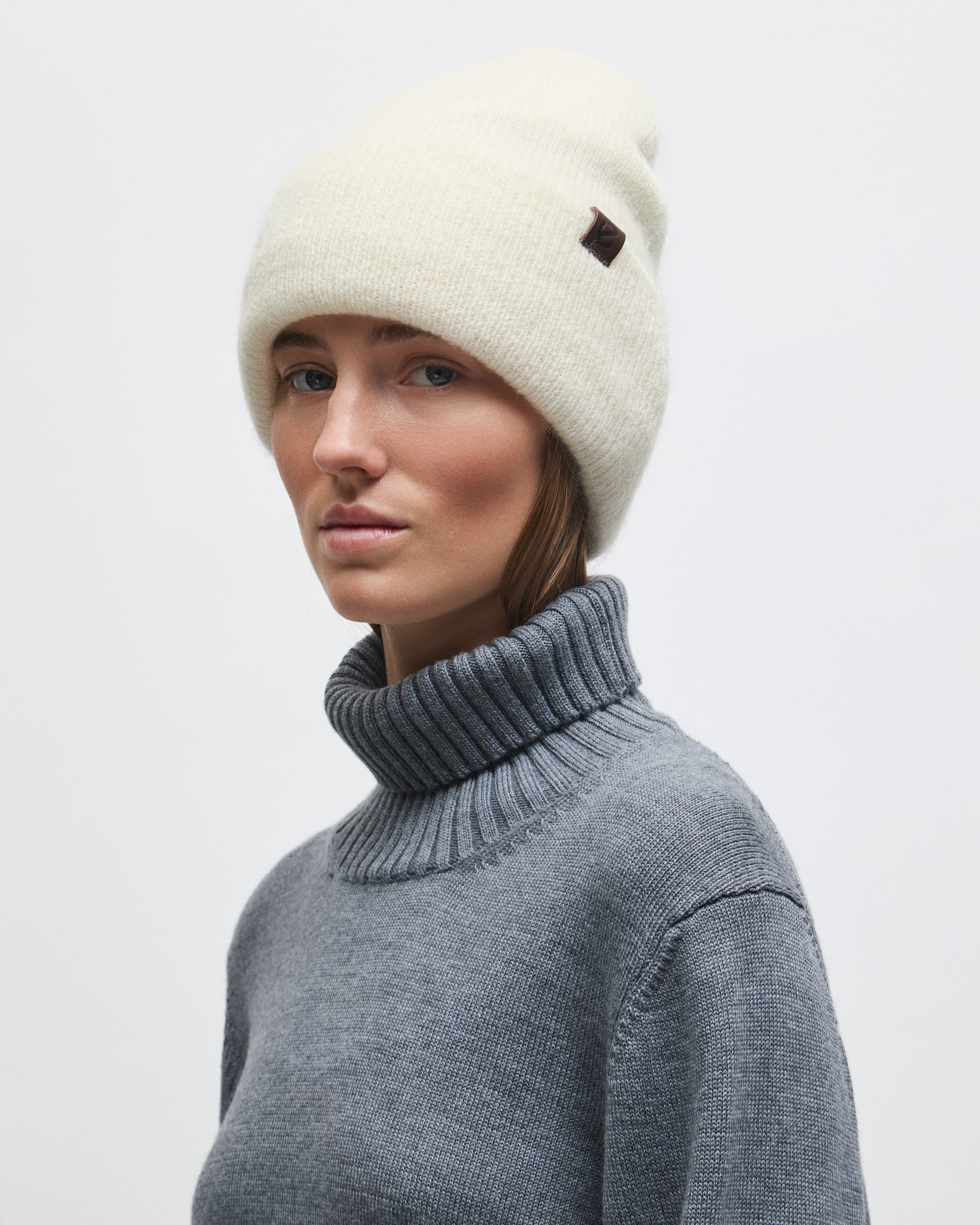 ECCO Women Fluffy Beanie - Hvit - Lifestyle image-1