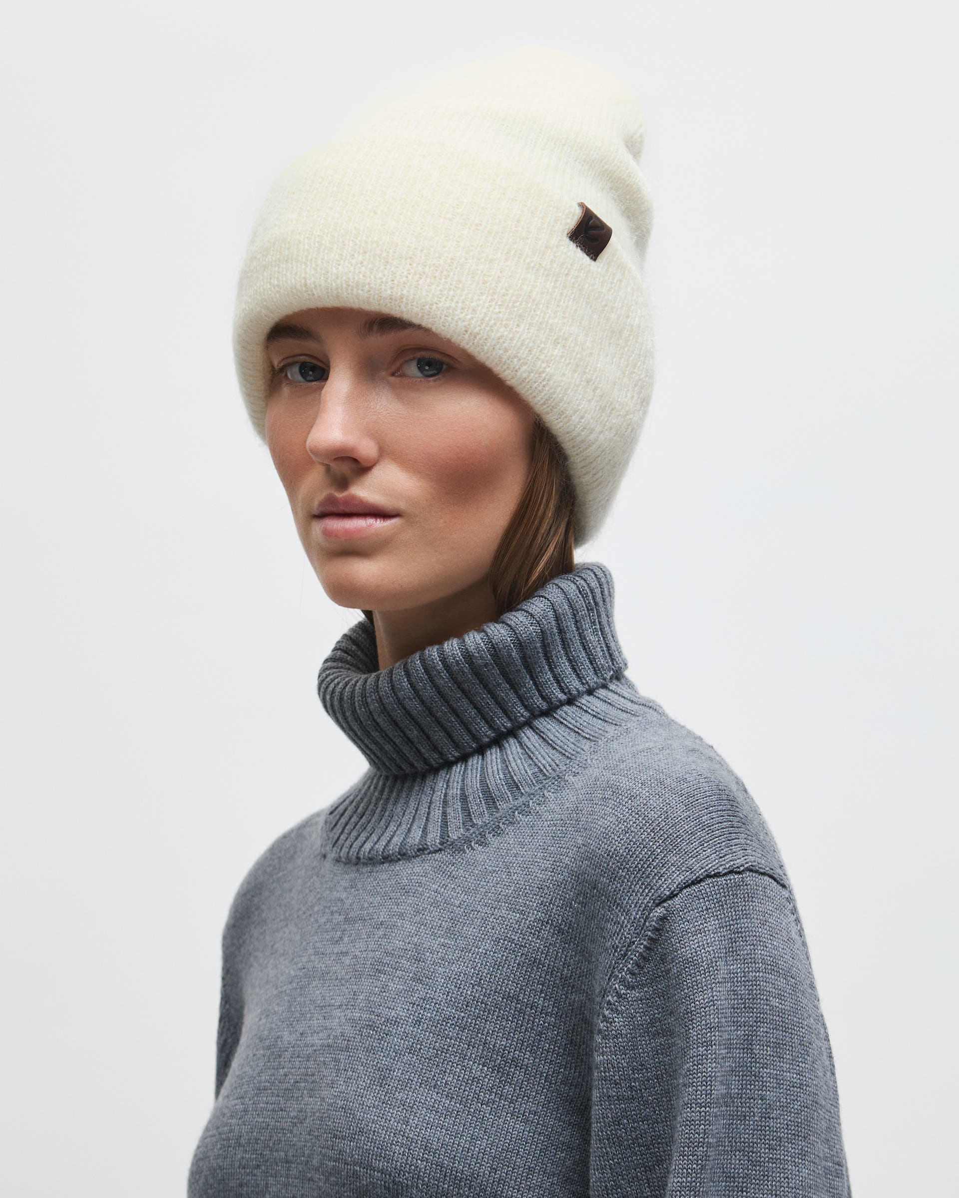 ECCO Women Fluffy Beanie - Hvit - Lifestyle image-1