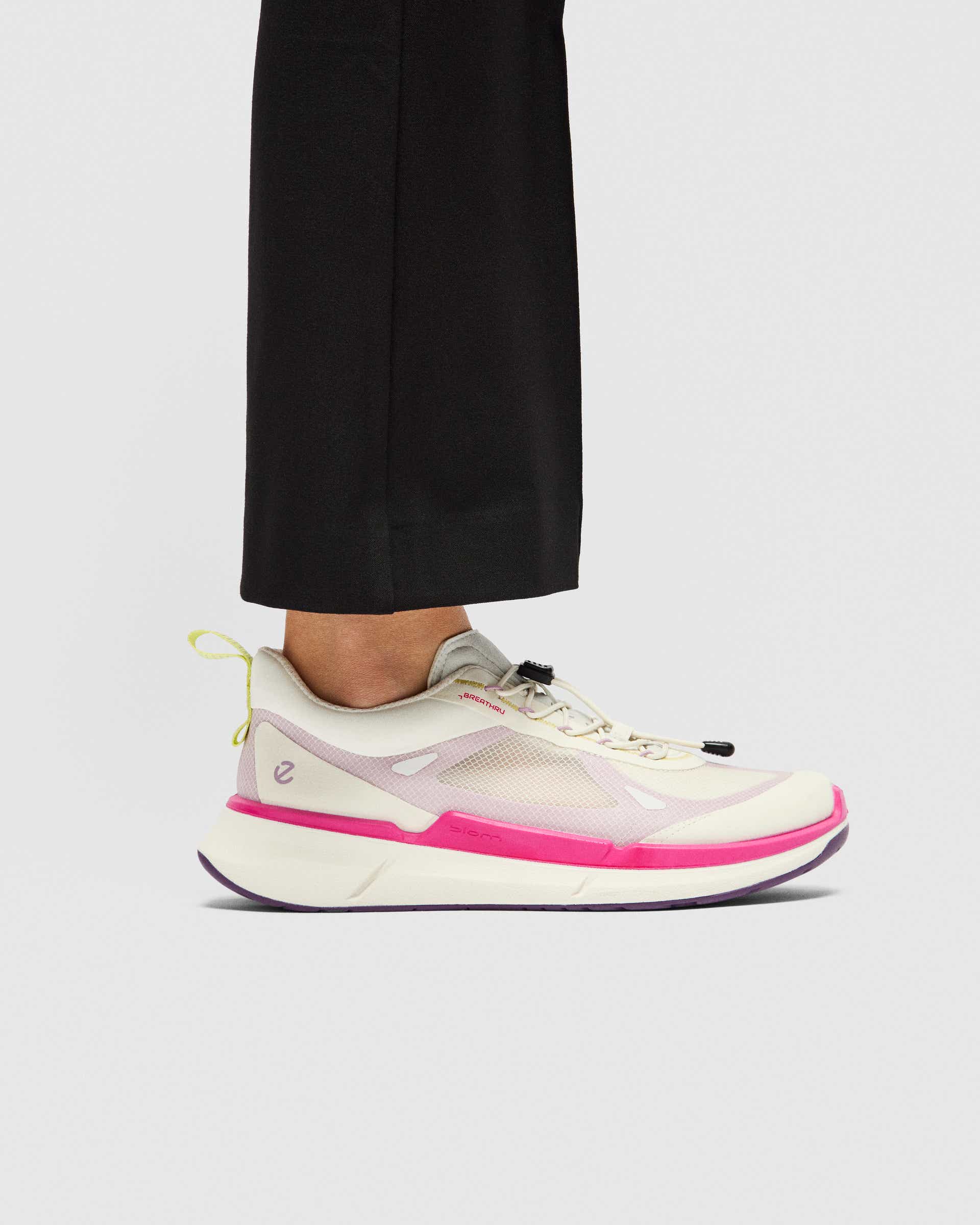 ECCO® BIOM 2.2 baskets en toile pour femme - Blanc - Lifestyle image-1