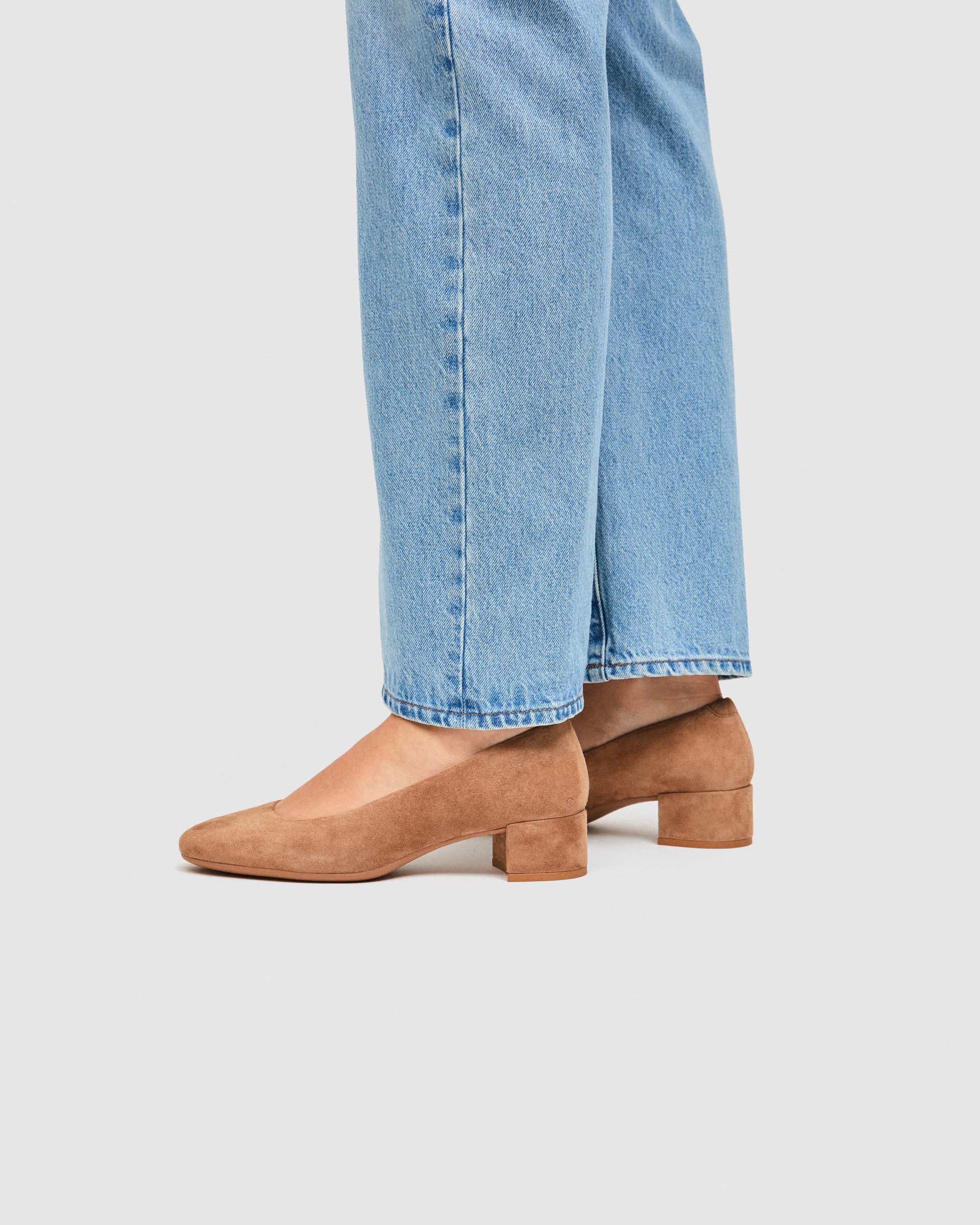 ECCO® LIVA 35 női magassarkú velúr körömcipő - Barna - Lifestyle image-1