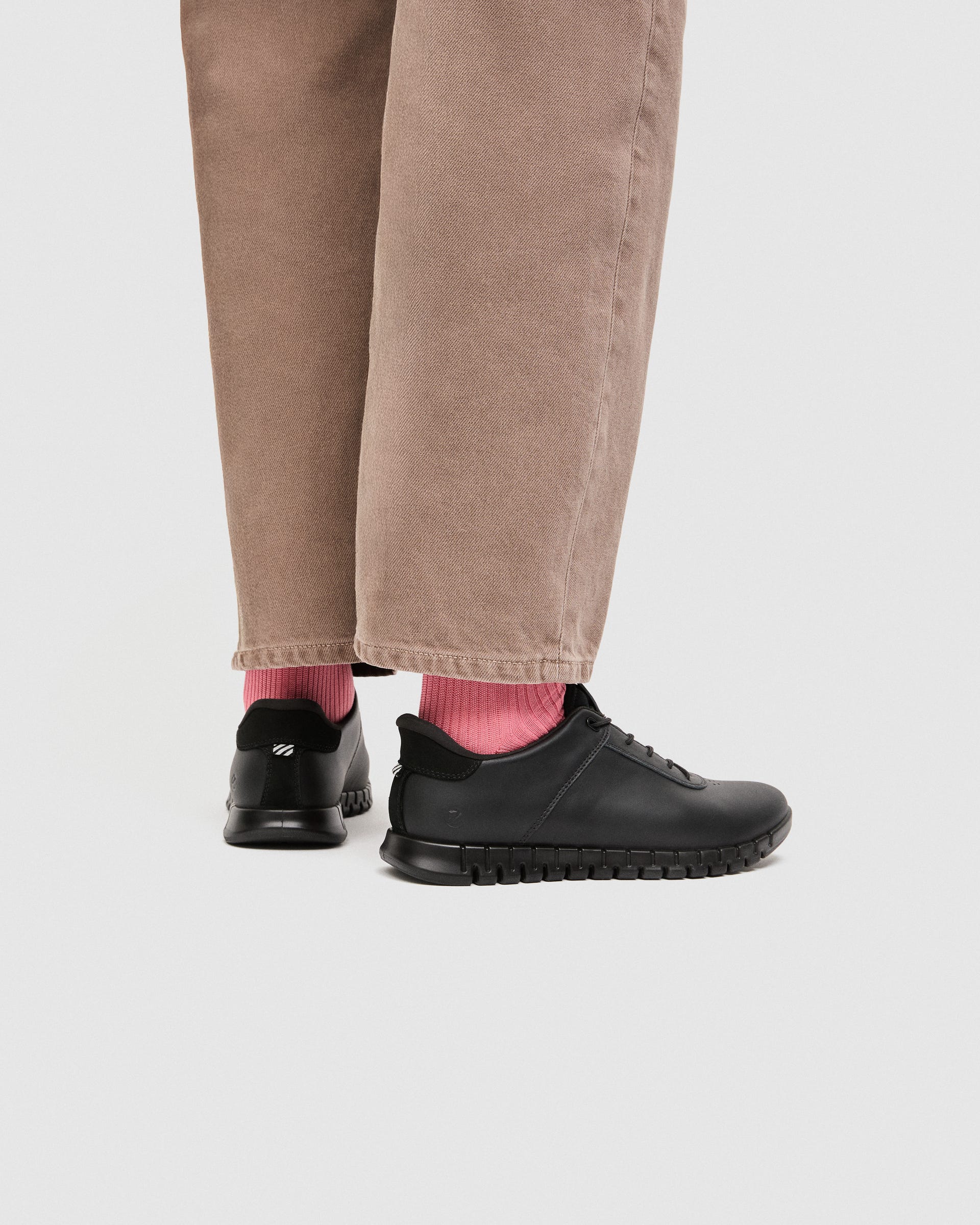 ECCO GRUUV LITE WOMEN ウィメンズ スニーカー - ブラック - Lifestyle image-1