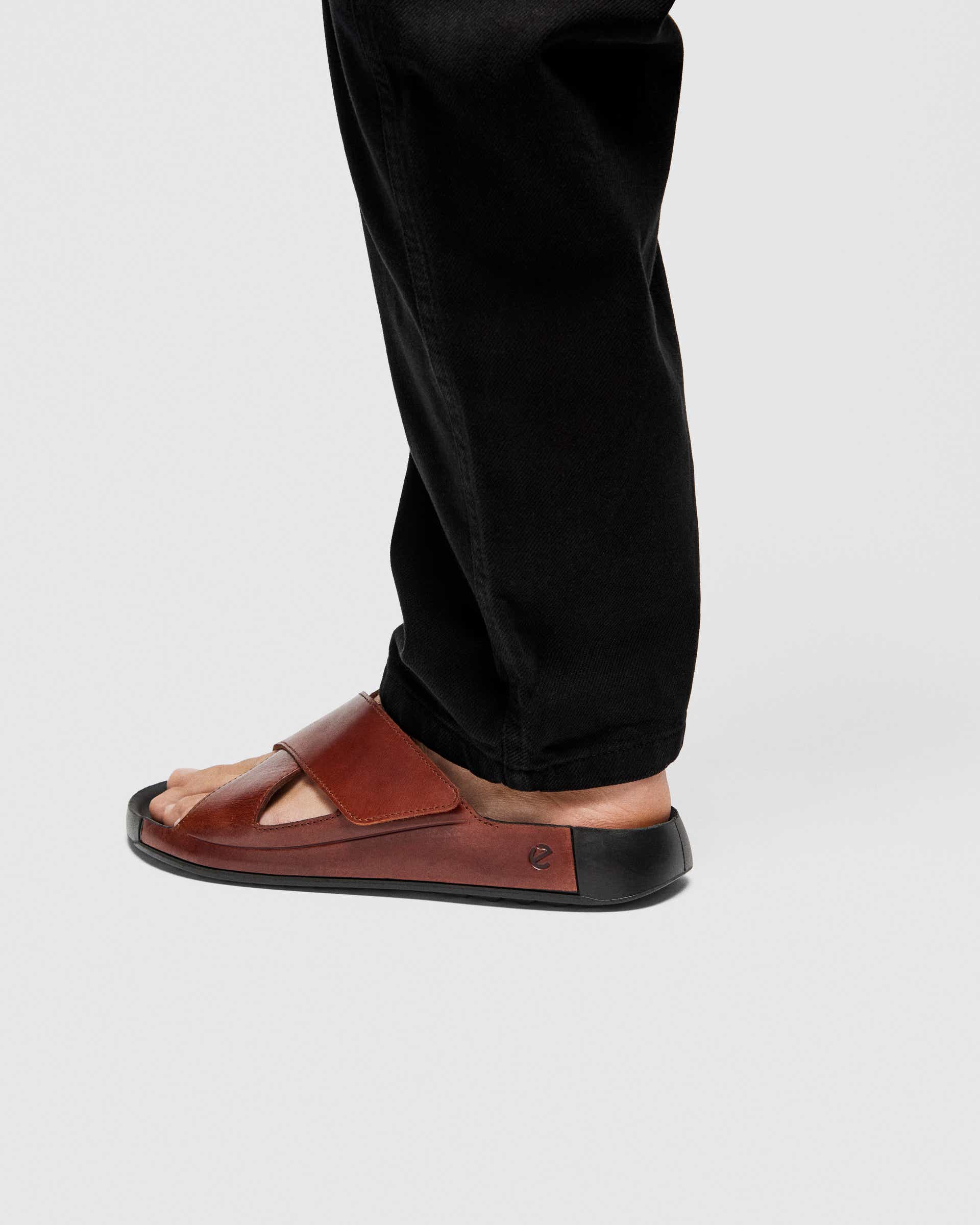 ECCO® Cozmo nahast libik meestele - Pruun - Lifestyle image-1
