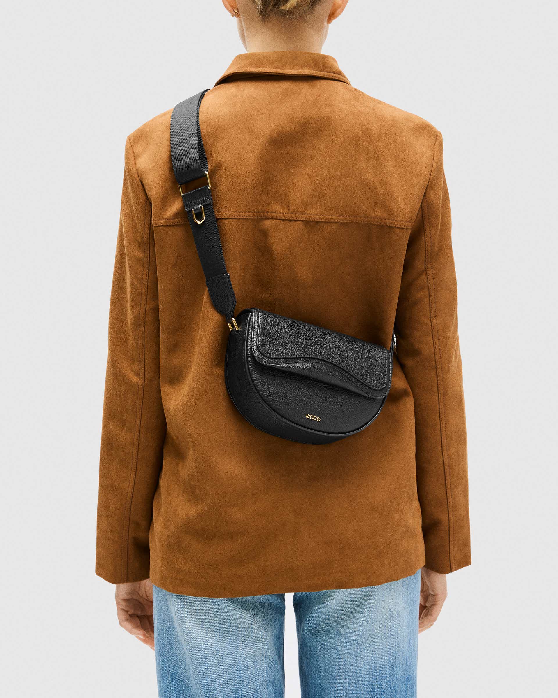 ECCO Saddle Bag レザーショルダーバッグ - ブラック - Lifestyle image-1