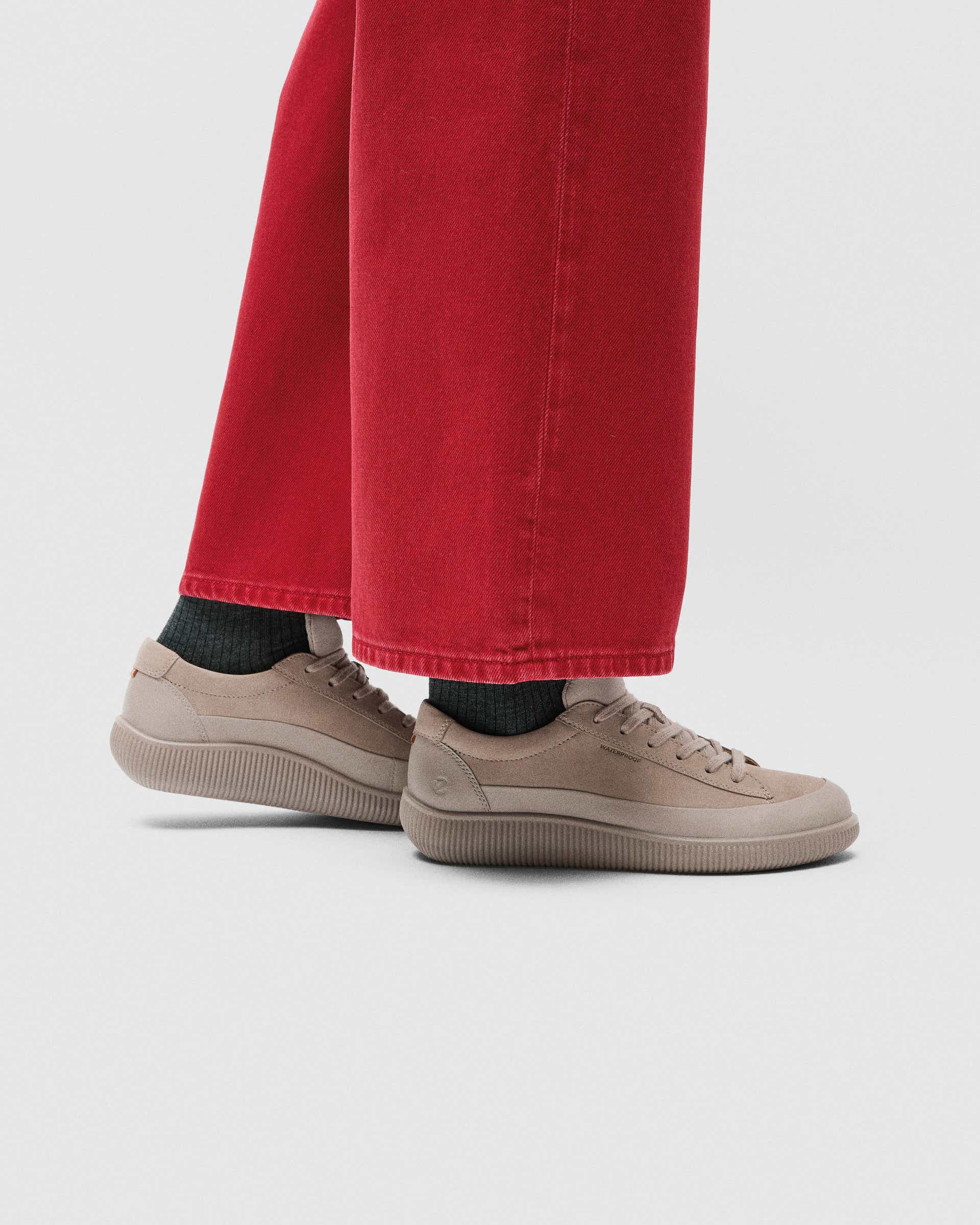 Damskie wodoodporne nubukowe buty ECCO® SOFT ZERO - Szary - Lifestyle image-1