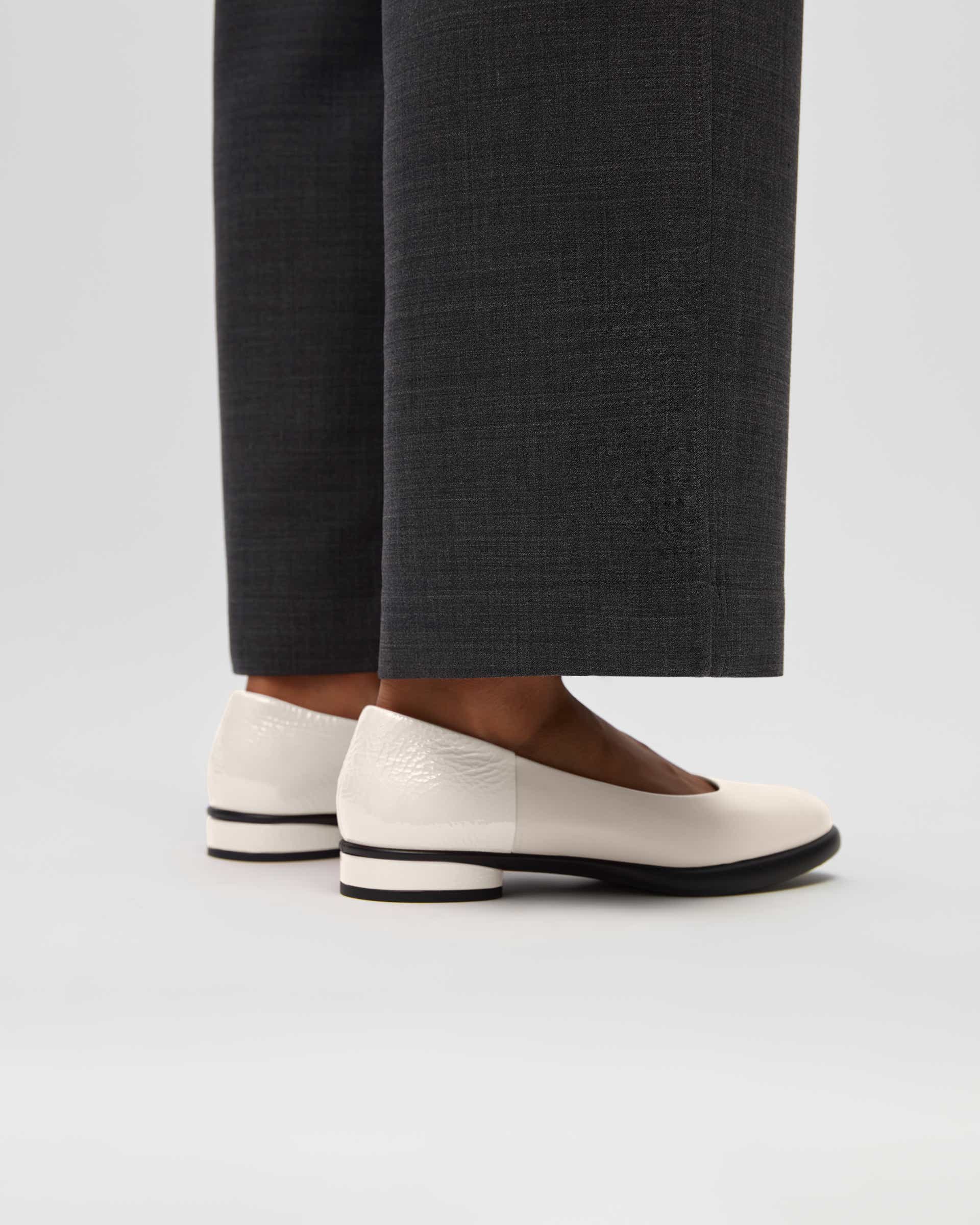 ECCO Sculpted LX ウィメンズ レザーバレリーナ - ベージュ - Lifestyle image-1