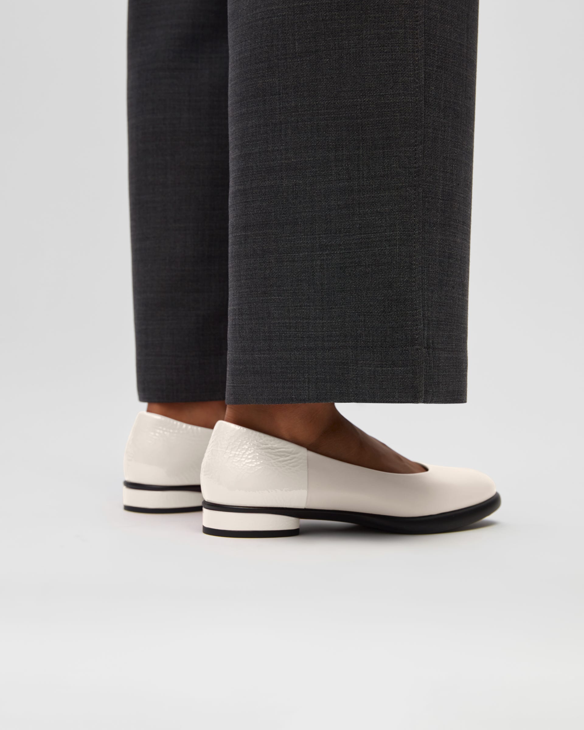 ECCO Sculpted LX ウィメンズ レザーバレリーナ - ベージュ - Lifestyle image-1