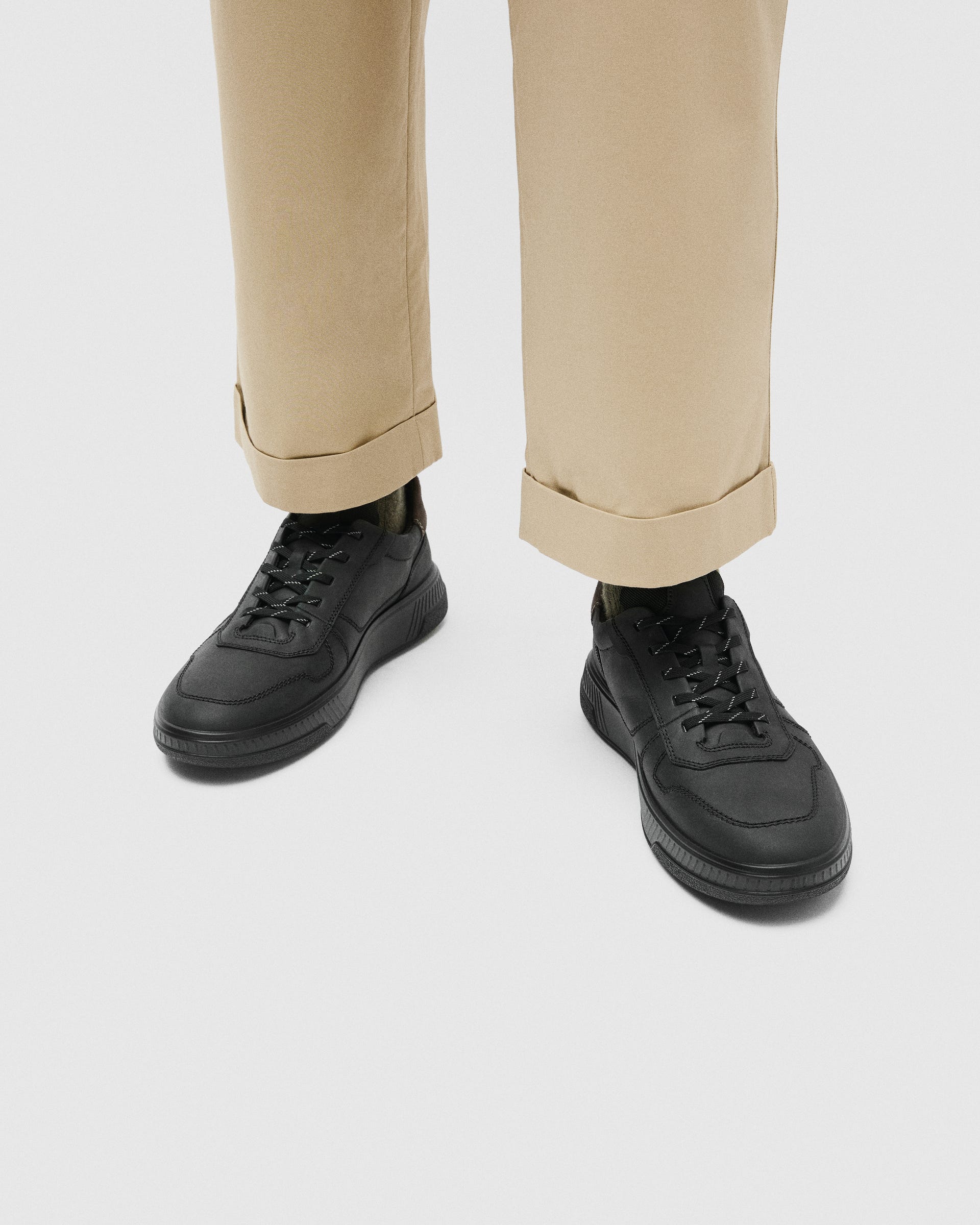 Moški čevlji iz nubuka ECCO® MOVE - Črna - Lifestyle image-1