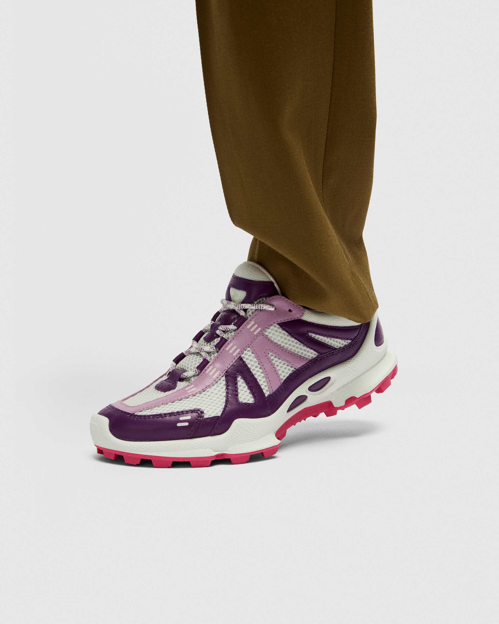 ECCO® BIOM C-Trail baskets de plein air en cuir pour femme - Violet - Lifestyle image-1