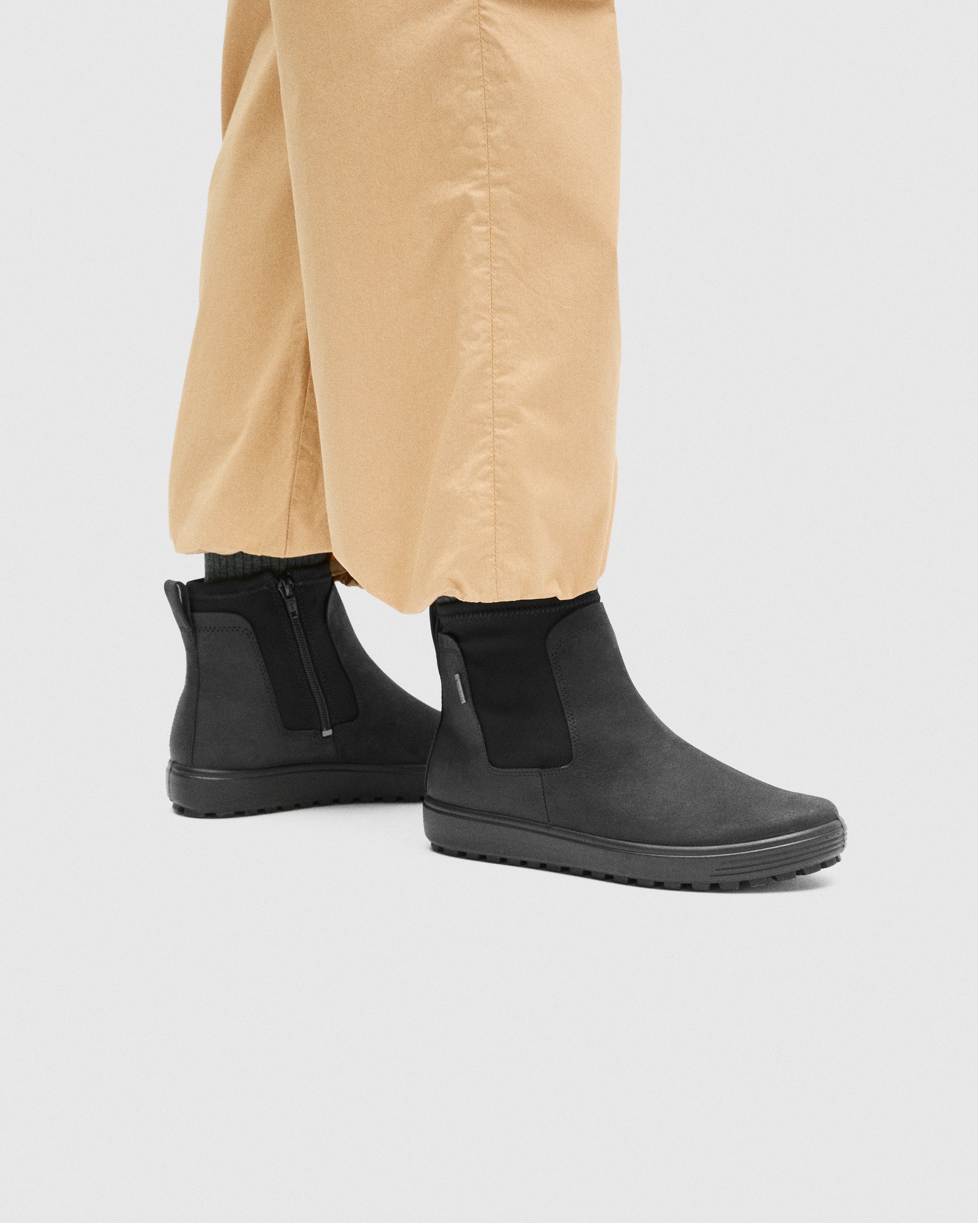 Ženski Gore-Tex gležnjarji z elastiko  ECCO® Soft 7 Tred - Črna - Lifestyle image-1