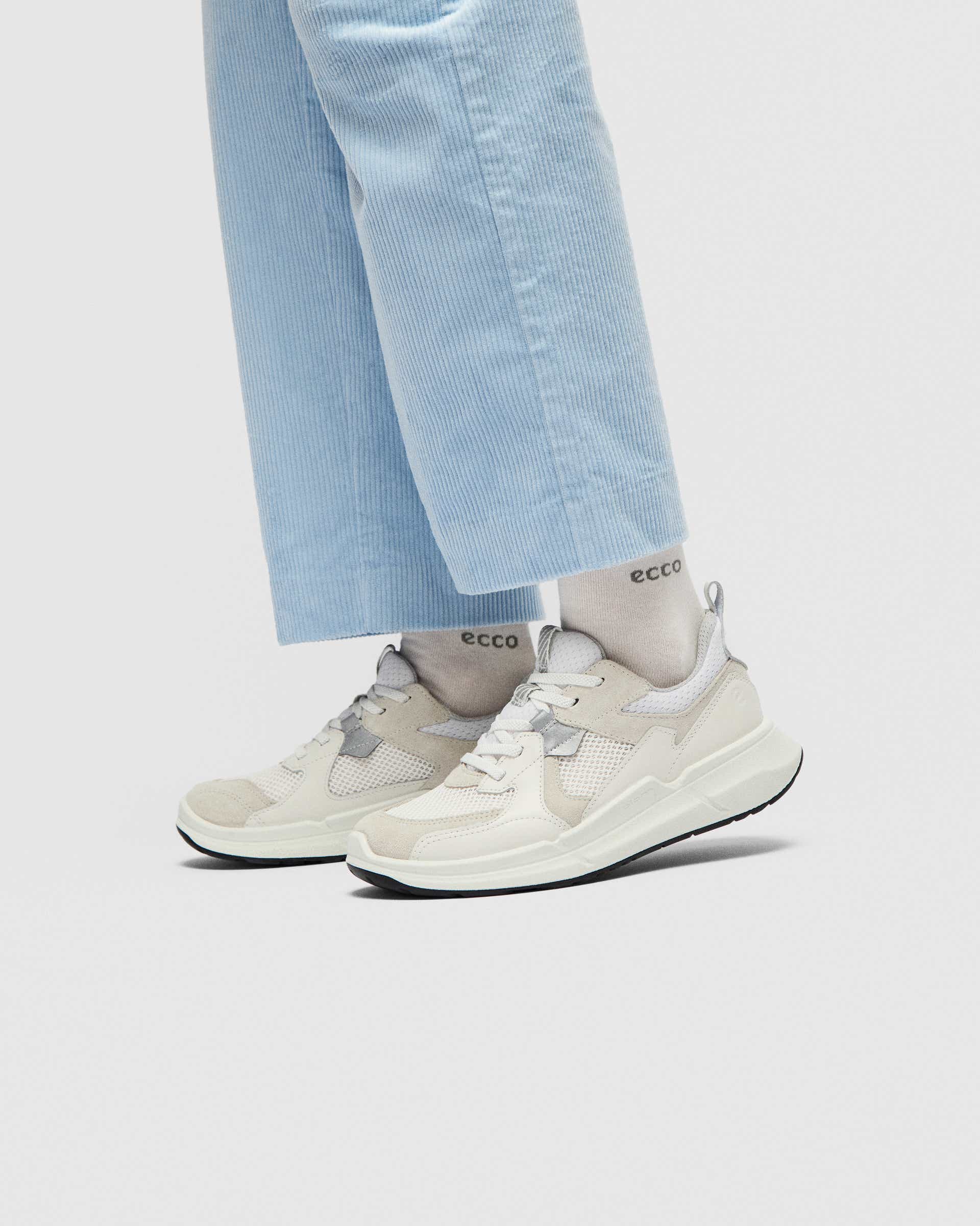 Dětské velurové outdoorové tenisky ECCO® BIOM 2.2 - Bílá - Lifestyle image-1