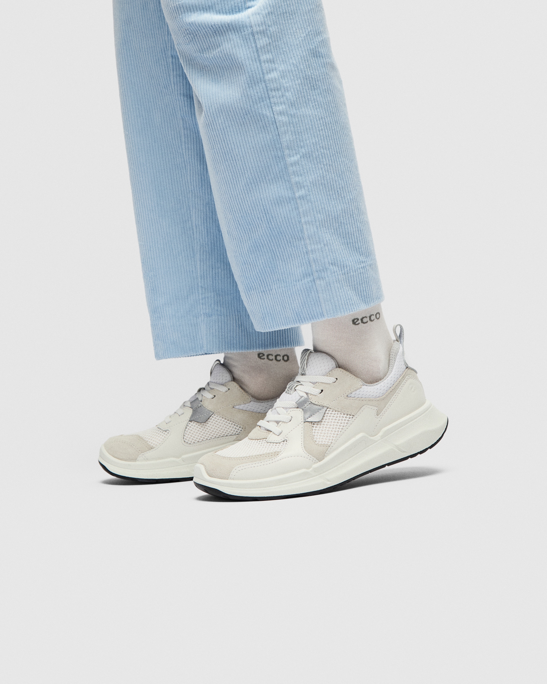 Dětské velurové outdoorové tenisky ECCO® BIOM 2.2 - Bílá - Lifestyle image-1