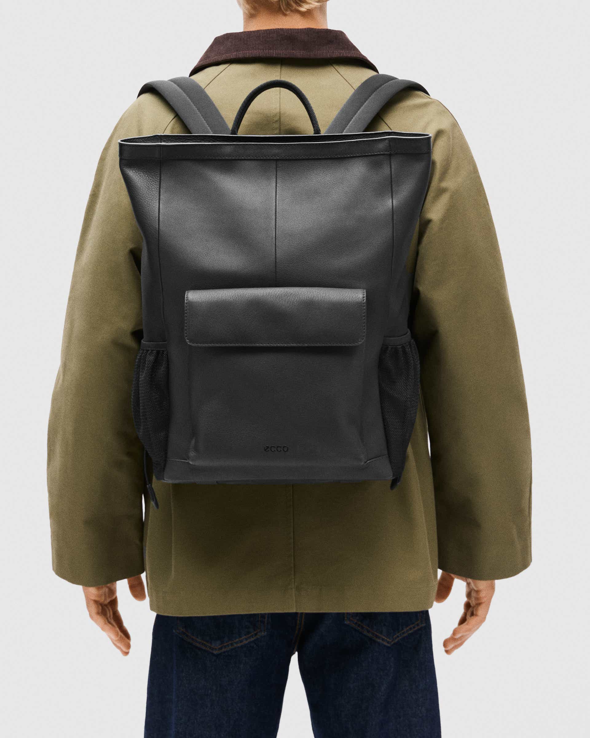 ECCO® Square Pack sac à dos en cuir - Noir - Lifestyle image-1