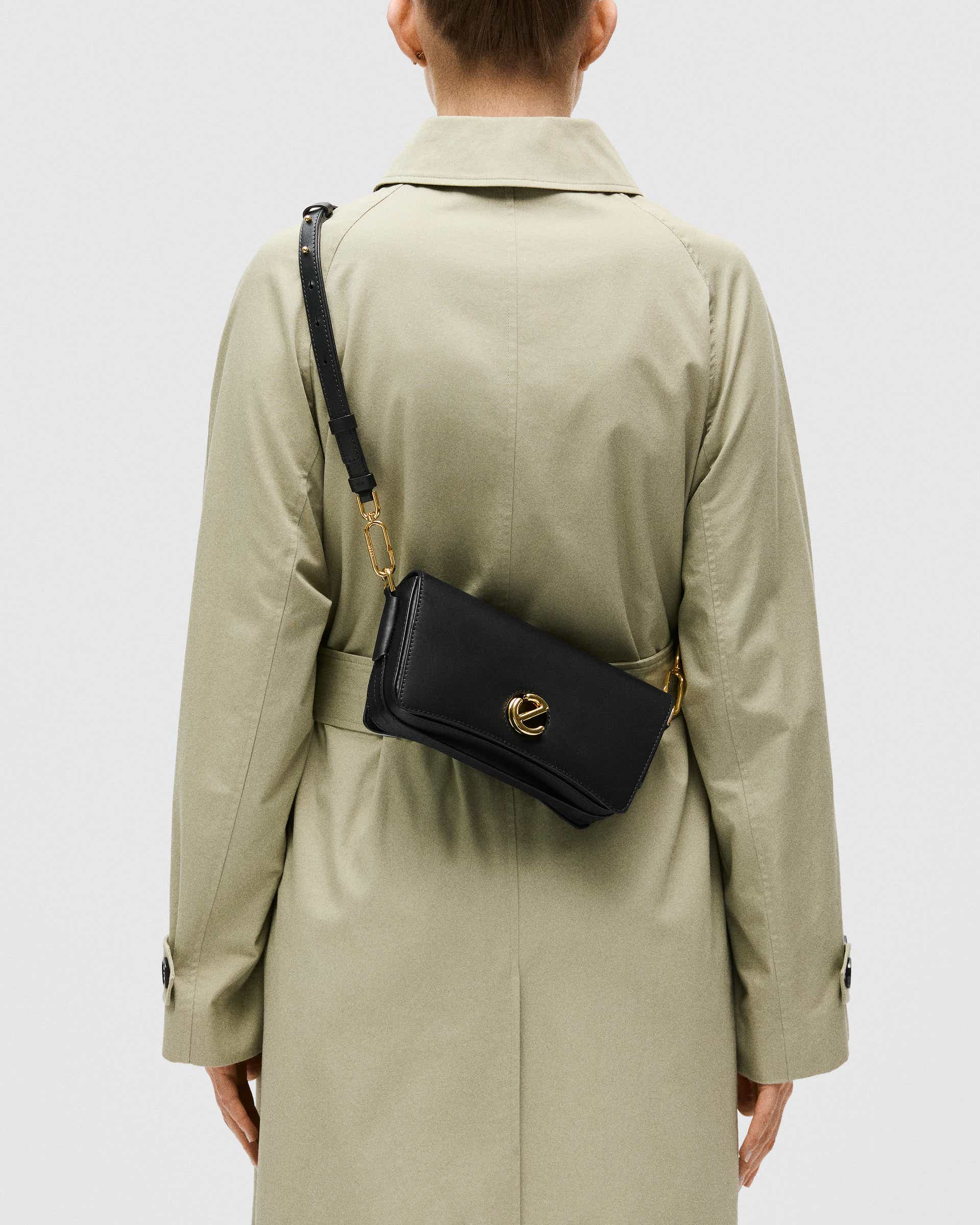 ECCO® Pinch Bag kožna torba preko ramena - Crna - Lifestyle image-1
