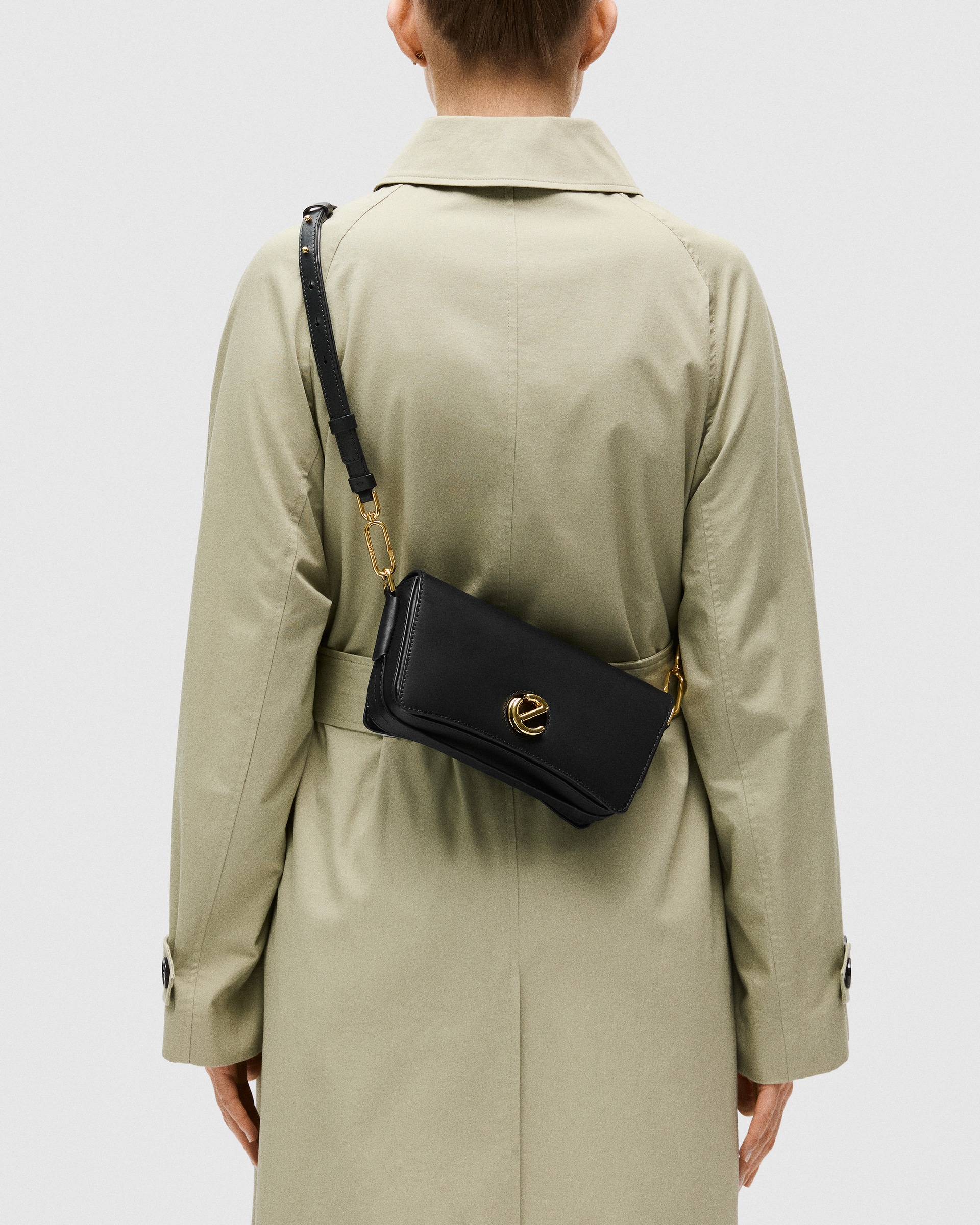 ECCO® Pinch Bag kožna torba preko ramena - Crna - Lifestyle image-1