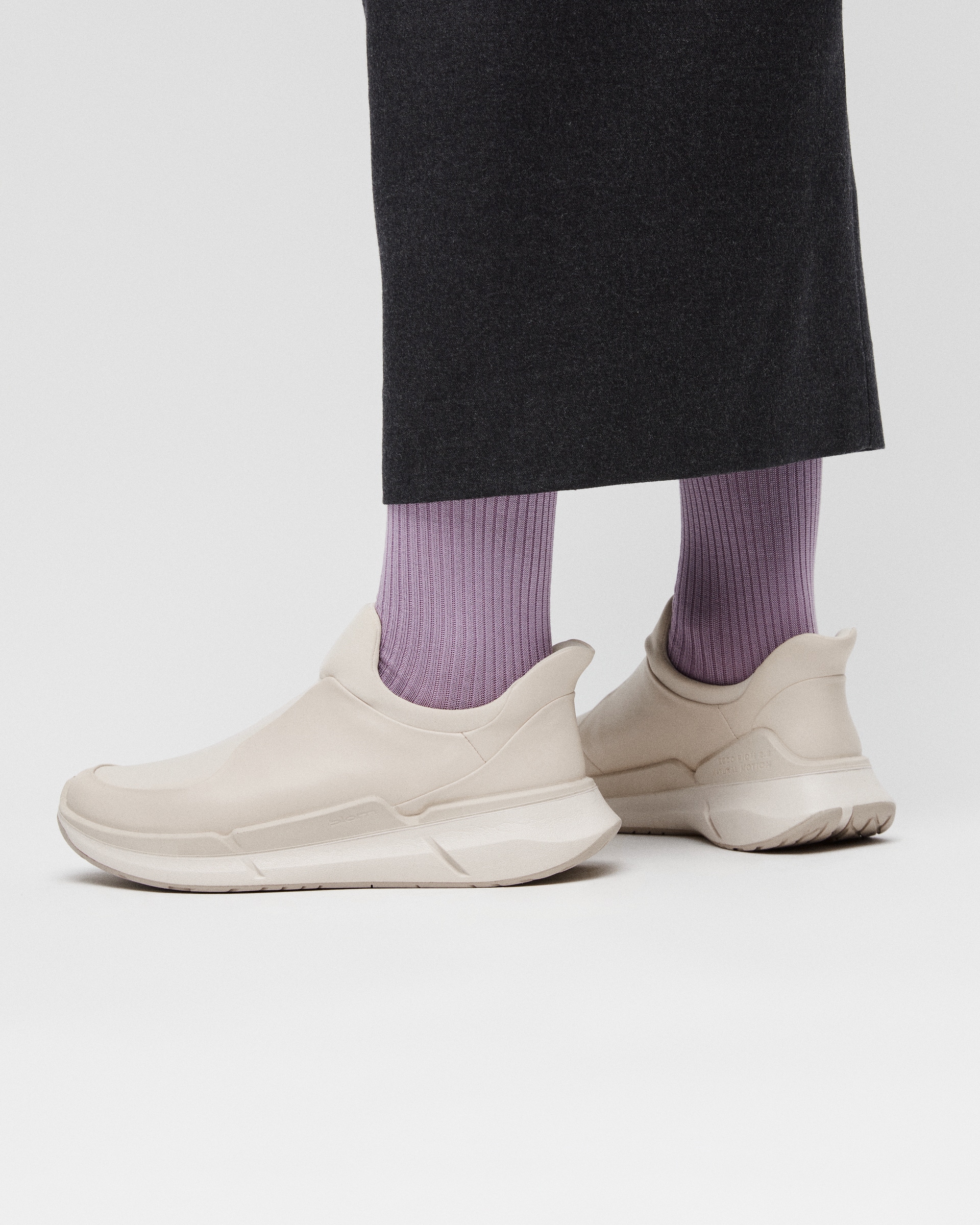 ECCO® Biom 2.0 Damen Sneaker aus Leder & Textil - Beige - Lifestyle image-1