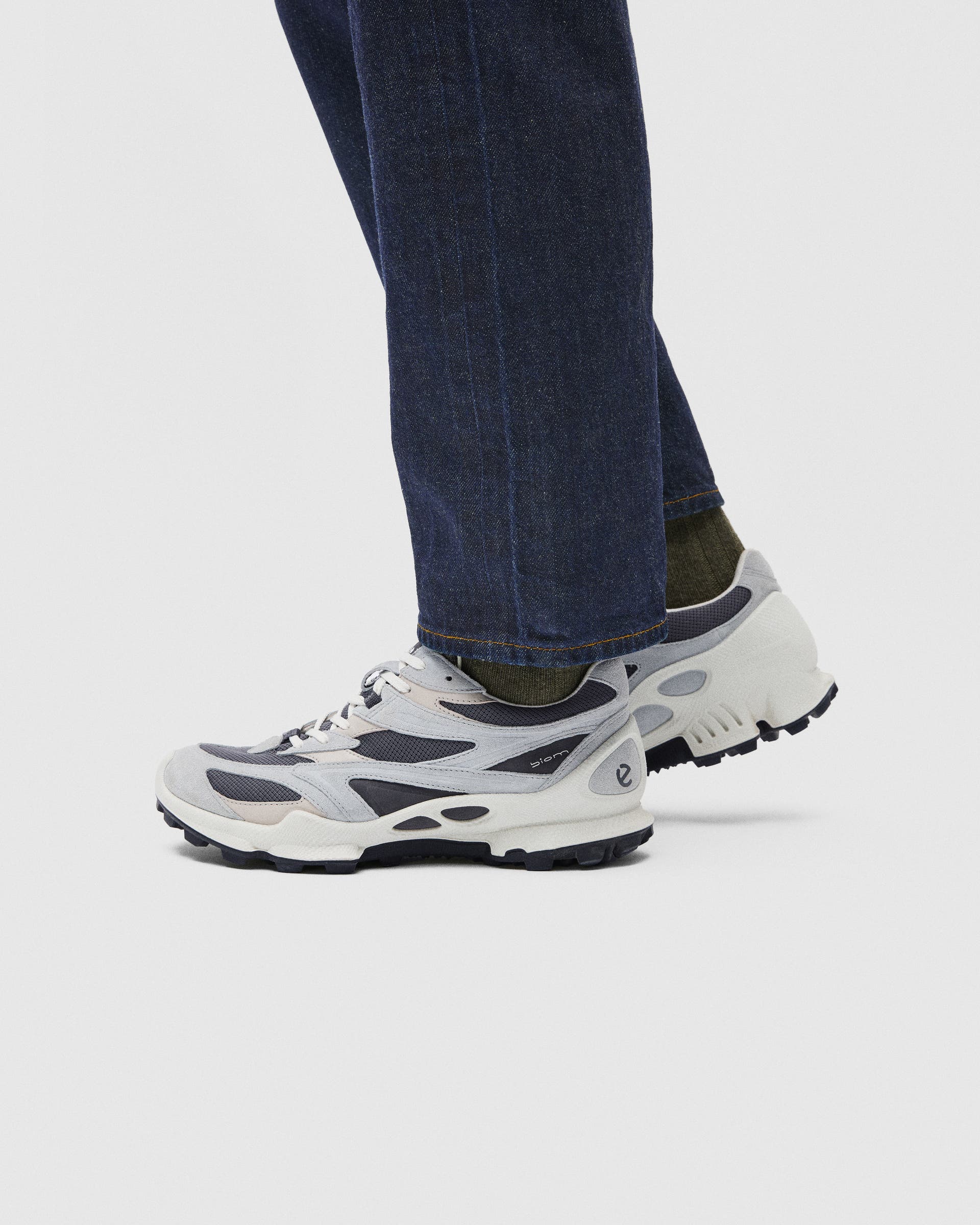 Męskie zamszowe sneakersy ECCO® BIOM C-TRAIL - Szary - Lifestyle image-1