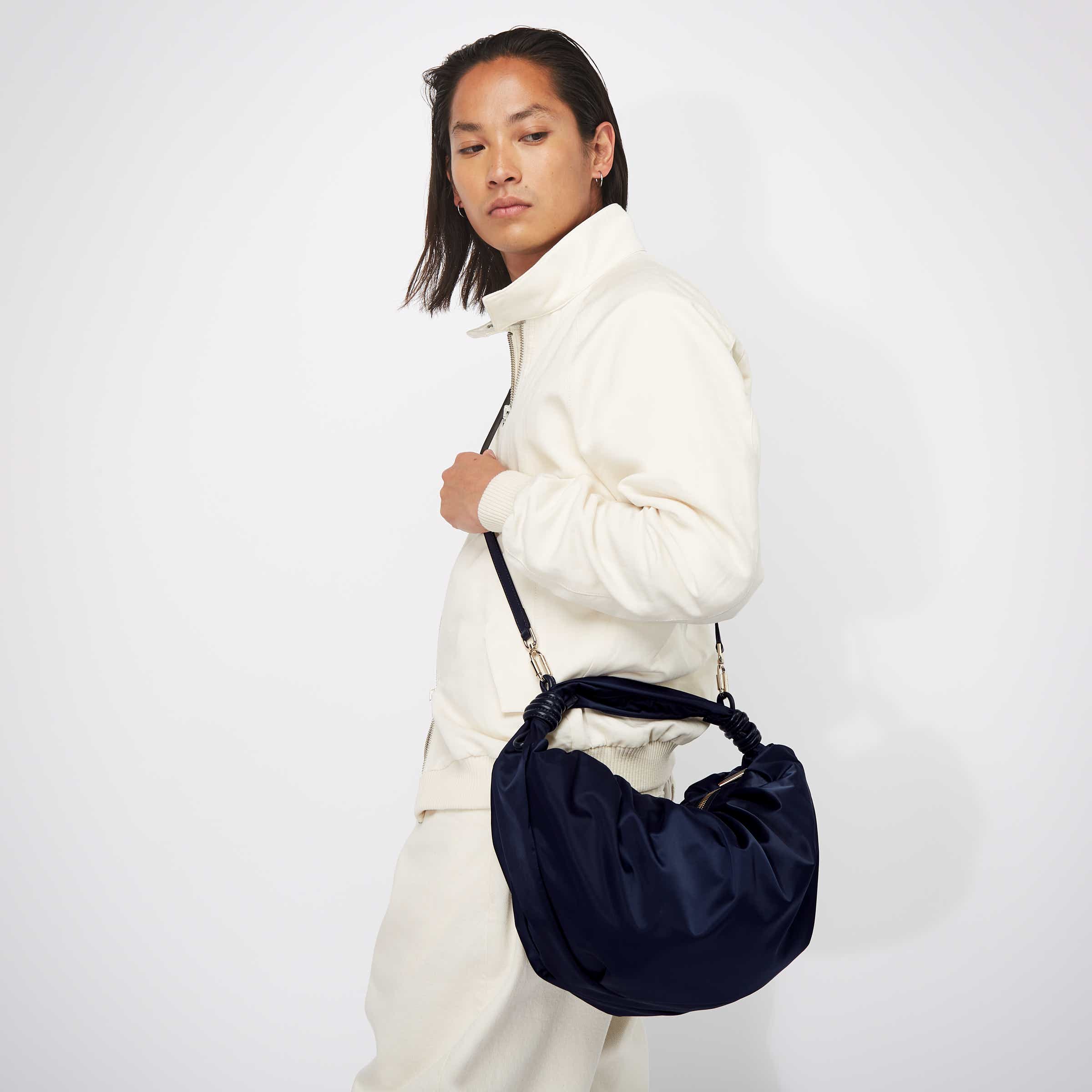 ECCO Scrunch Satin テキスタイルホーボーサテンショルダーバッグ - ブルー - Modelshot-1