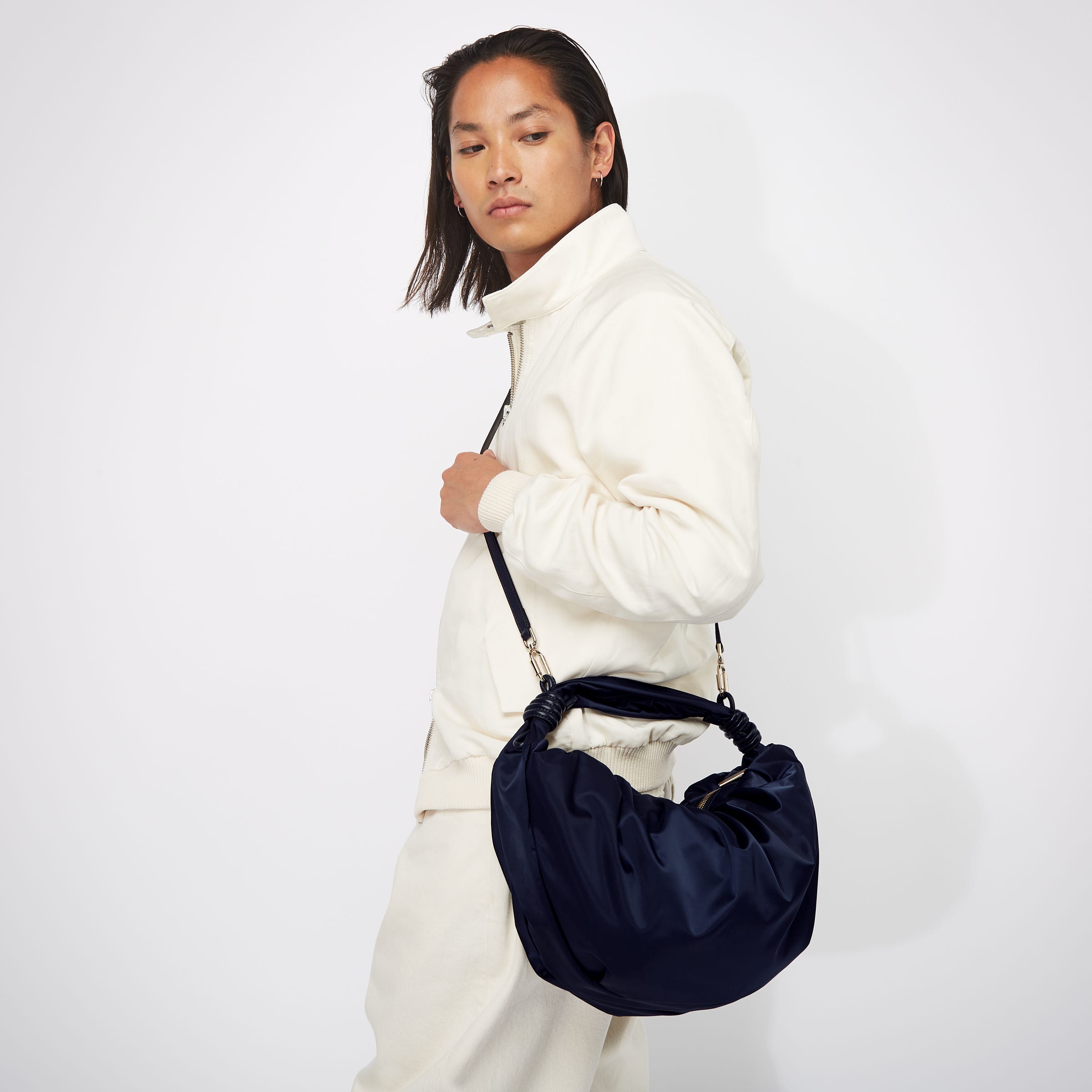 ECCO Scrunch Satin テキスタイルホーボーサテンショルダーバッグ - ブルー - Modelshot-1