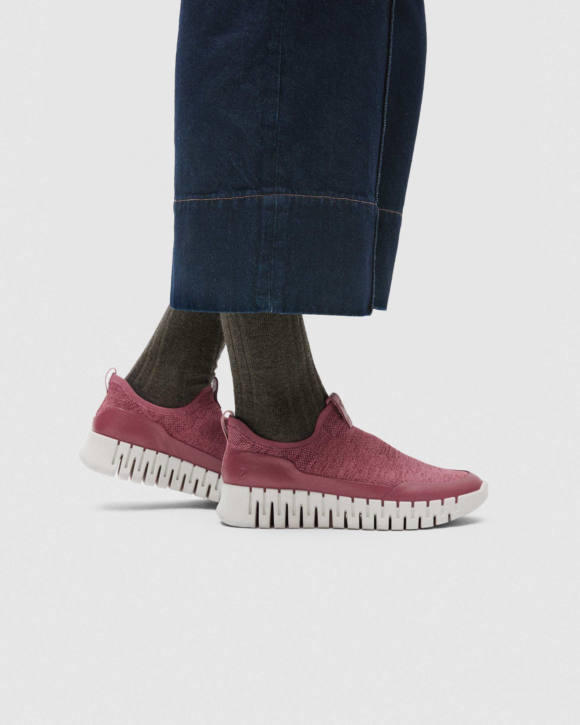Dámské textilní tenisky ECCO® GRUUV - Růžová - Lifestyle image-1