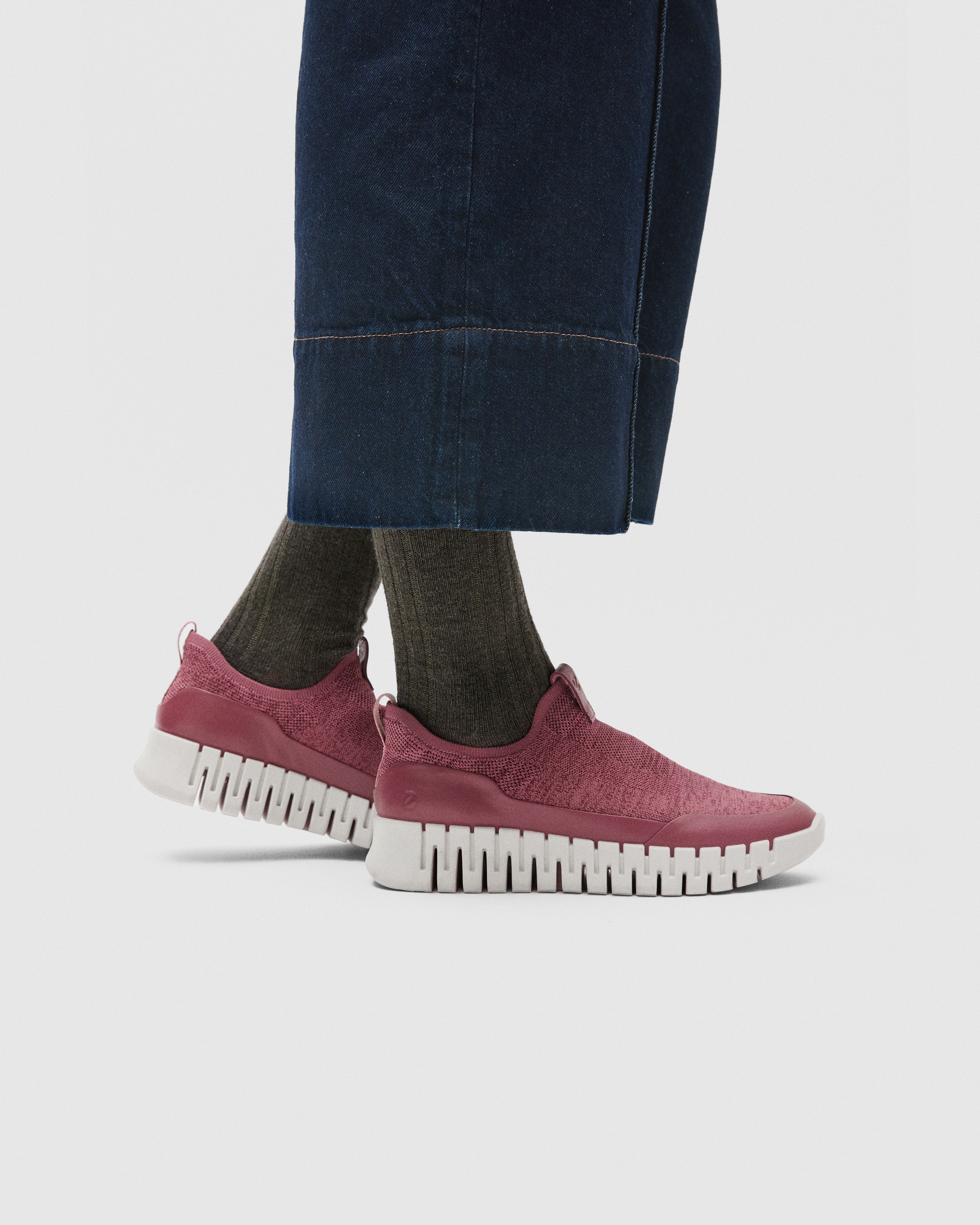 Dámské textilní tenisky ECCO® GRUUV - Růžová - Lifestyle image-1