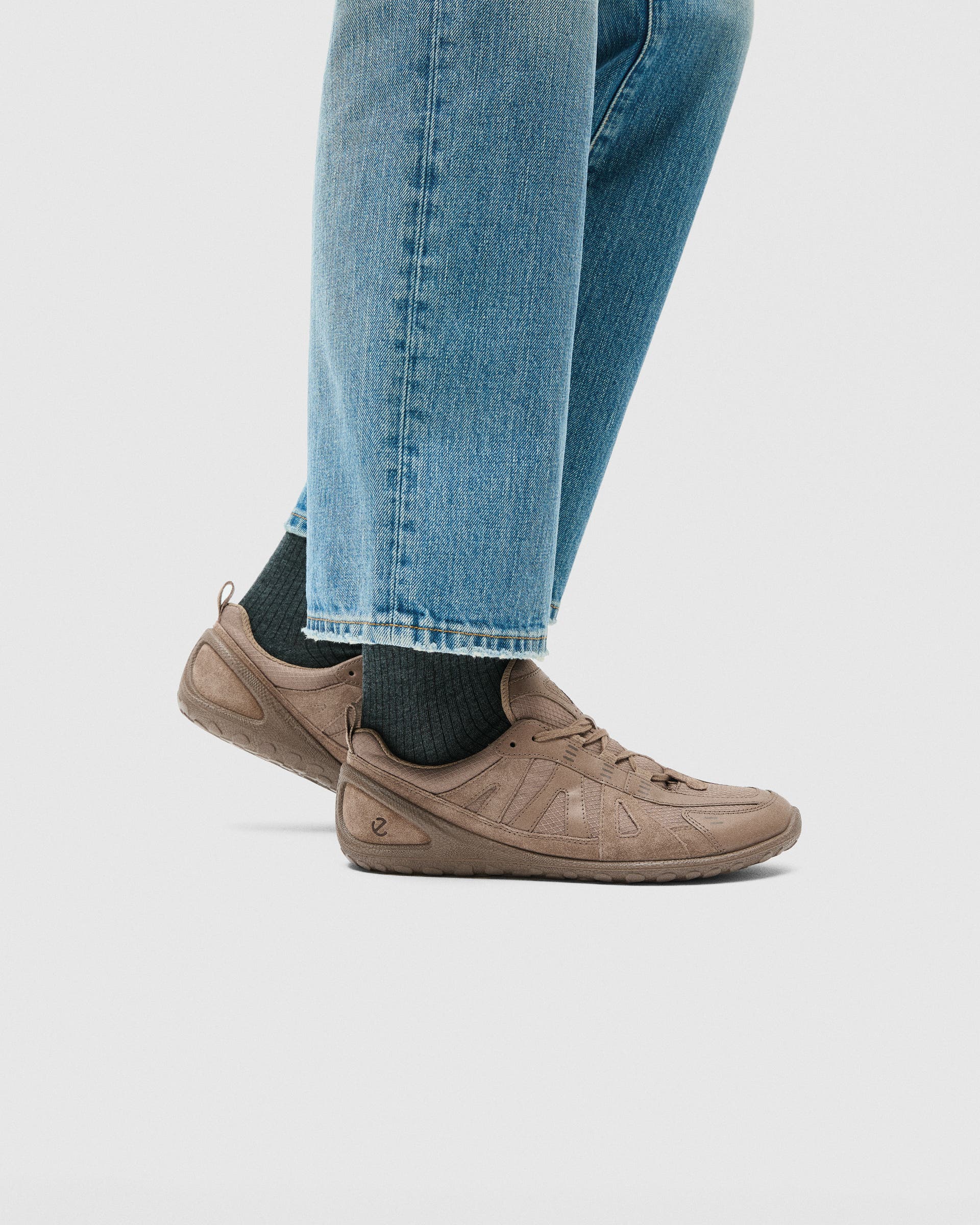 Dámske textilné tenisky ECCO® BIOM LITE - Hnedá - Lifestyle image-1