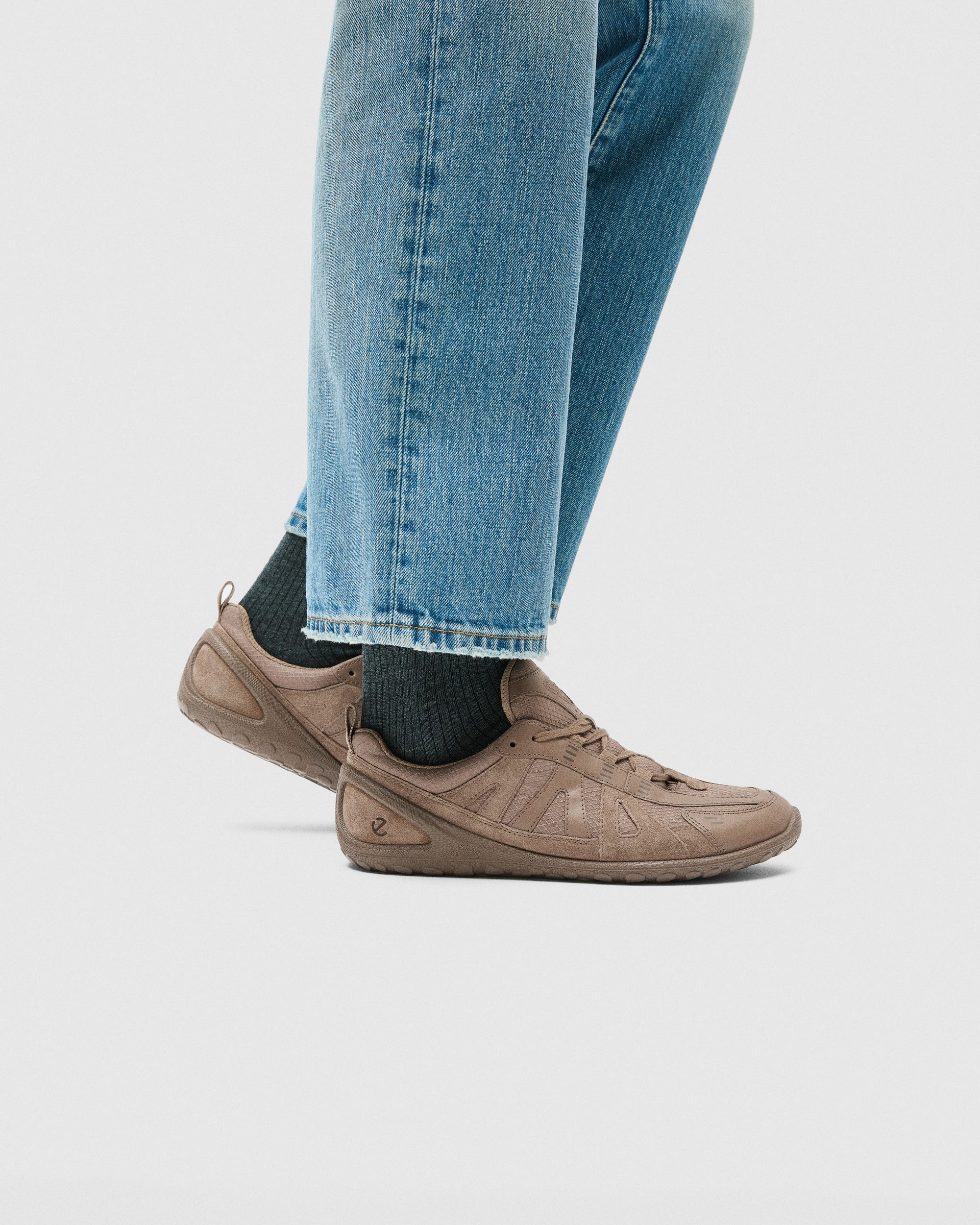 Dámske textilné tenisky ECCO® BIOM LITE - Hnedá - Lifestyle image-1