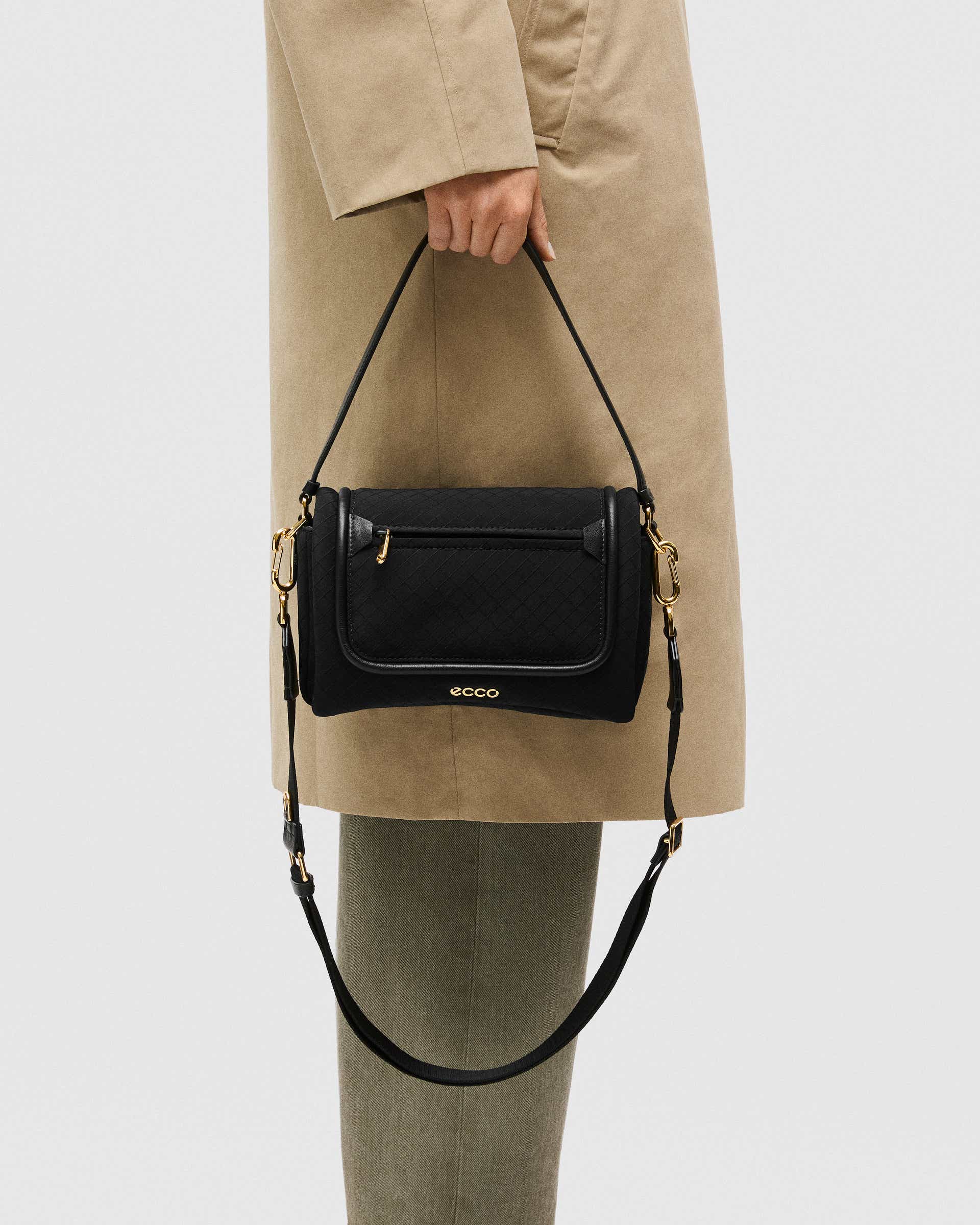 ECCO Pinch Bag L レザークロスボディバッグ - ブラック - Lifestyle image-1