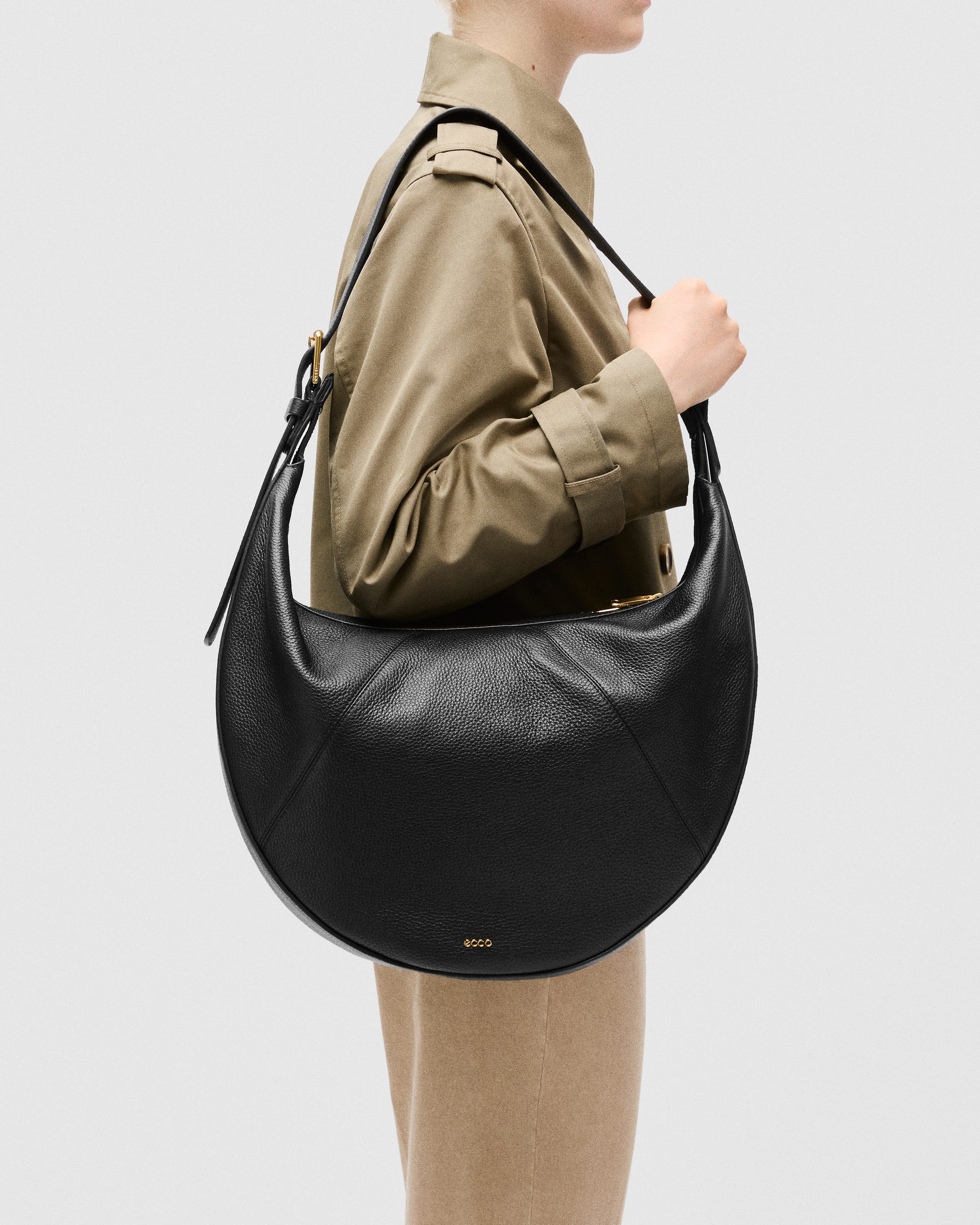 ECCO® Fortune Bag hobo taske i læder - Sort - Lifestyle image-1
